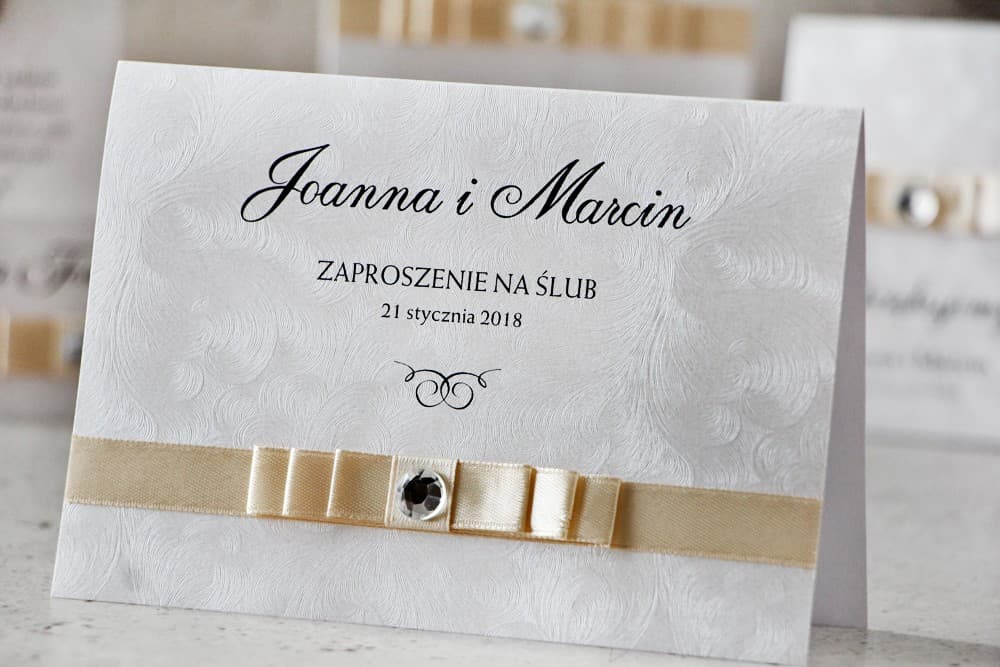 Eleganckie zaproszenia ślubne glamour z kokardą i cyrkonią na perłowym papierze – Amaretto nr 1 - 3