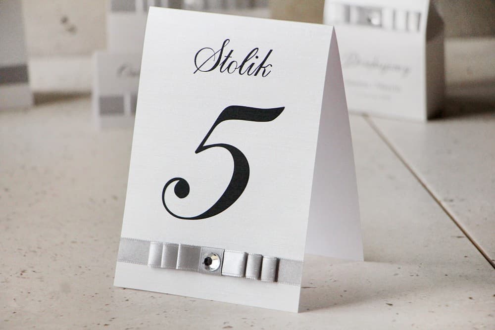 Eleganckie numery na stół weselny z cyrkonią i kokardą, perłowy papier | Numerki i numeracja stołów glamour | Amaretto nr 3