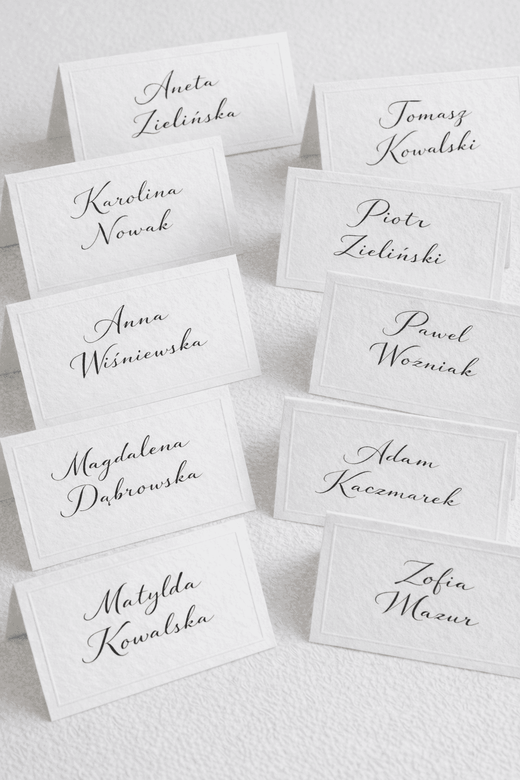 Tarjetas de mesa elegantes para boda blanco caligrafía negra relieve Marcasitios de boda Glare nº 1 con marco en relieve papel 400g Amelia Wedding