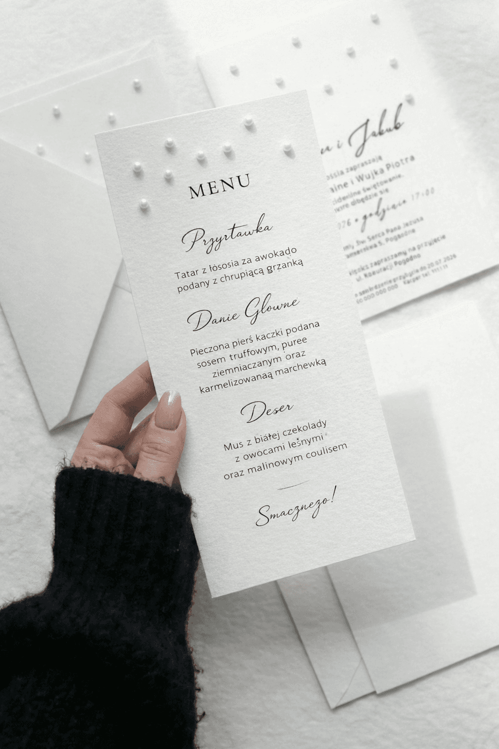 Luksusowa karta dań weselnych papier 400g z półperełkami detale Amelia Wedding Eleganckie menu ślubne z białymi perełkami kolekcja Perełki nr 1 glamour Amelia Wedding