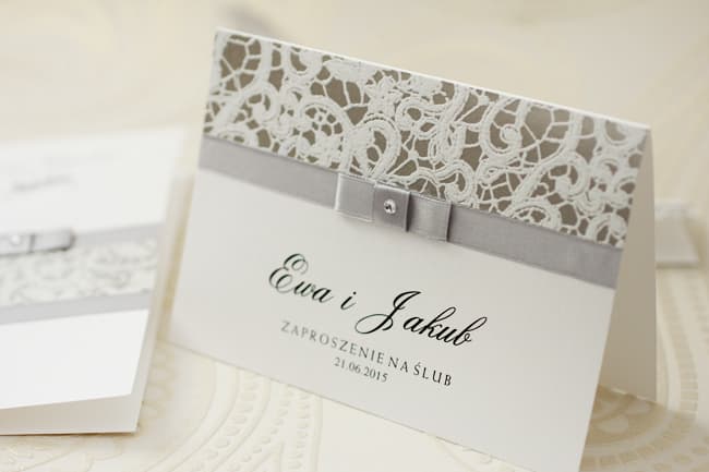 Papierowa koronka ze srebrnym połyskiem