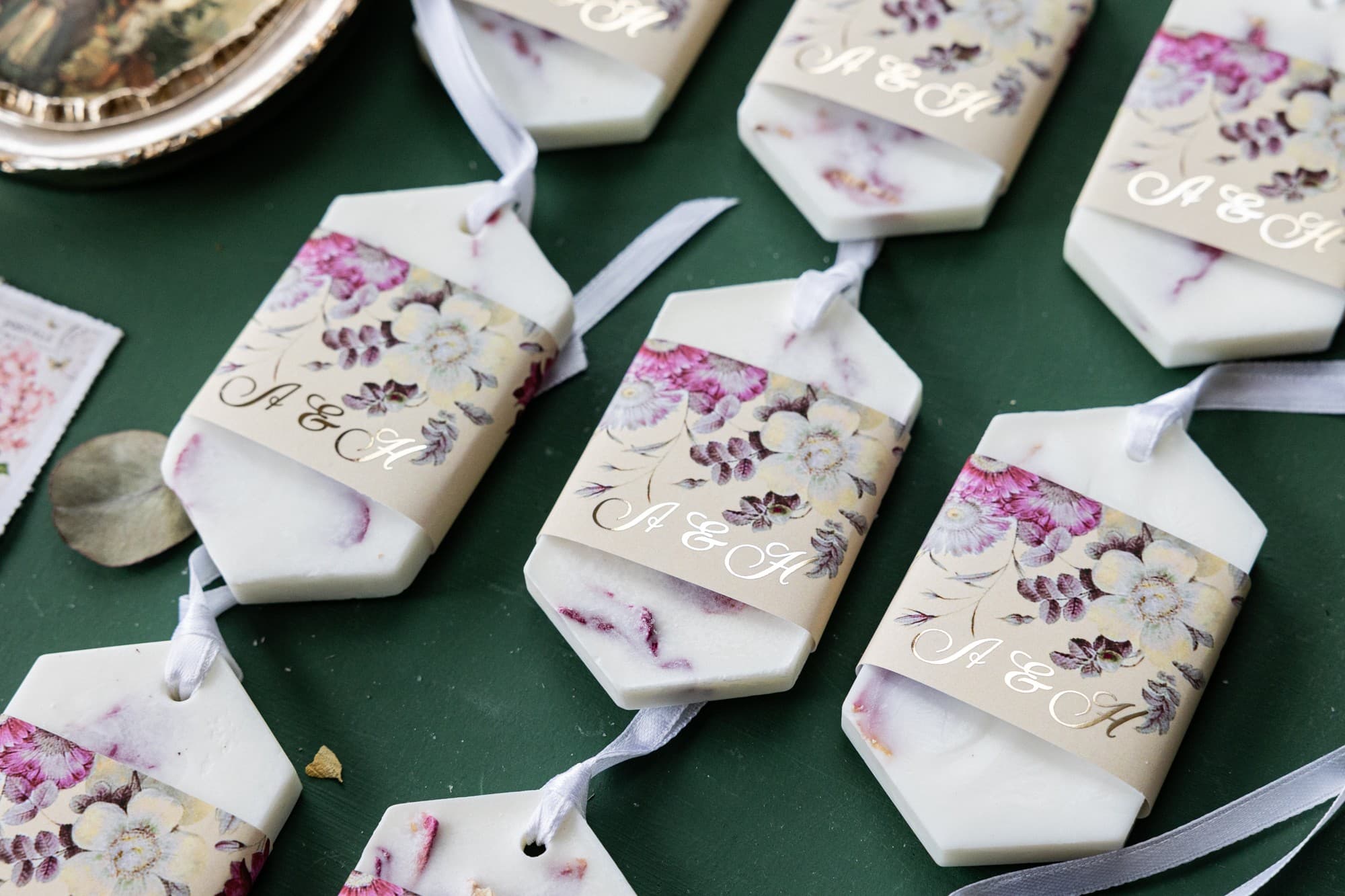 Appendino soia crema vintage con fiori Appendino profumato in soia come bomboniera per ospiti nuziali, involucro crema con elegante bouquet in stile vintage