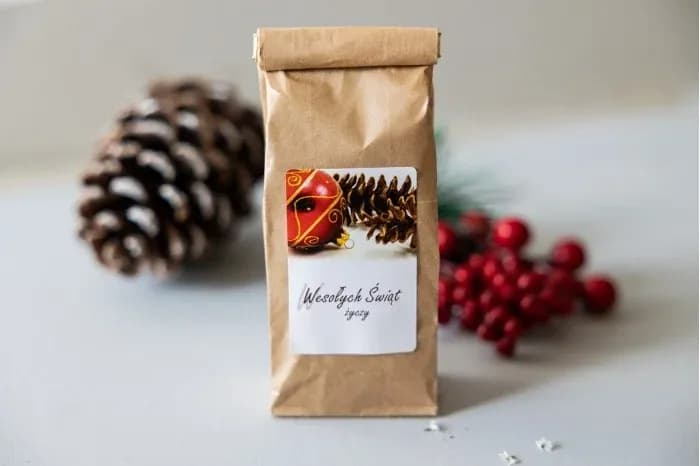 Aromatic tea with a personalized label featuring a red bauble on a kraft background