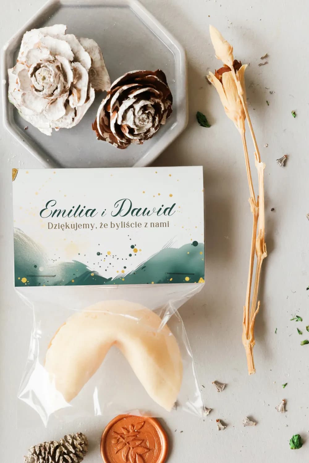 Galleta de la fortuna verde y oro en envoltorio transparente con etiqueta de acuarela