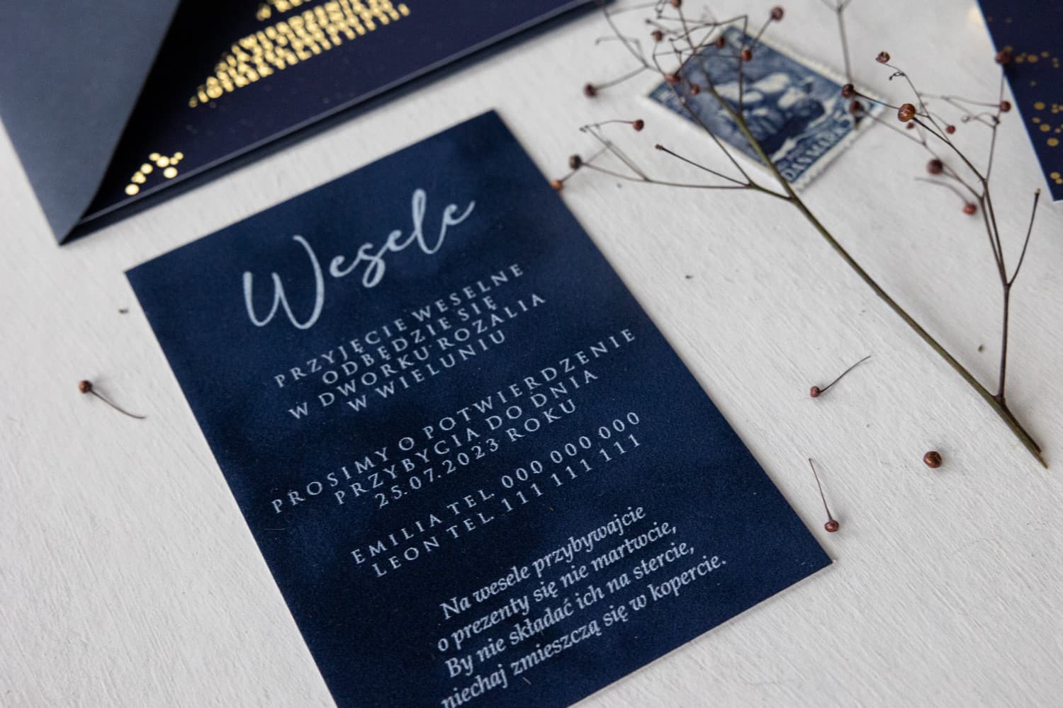 Bigliettini Vellutati Blu Navy con Stampa Bianca | Eleganti Etichette Matrimoniali per Alcool | Simple n. 1