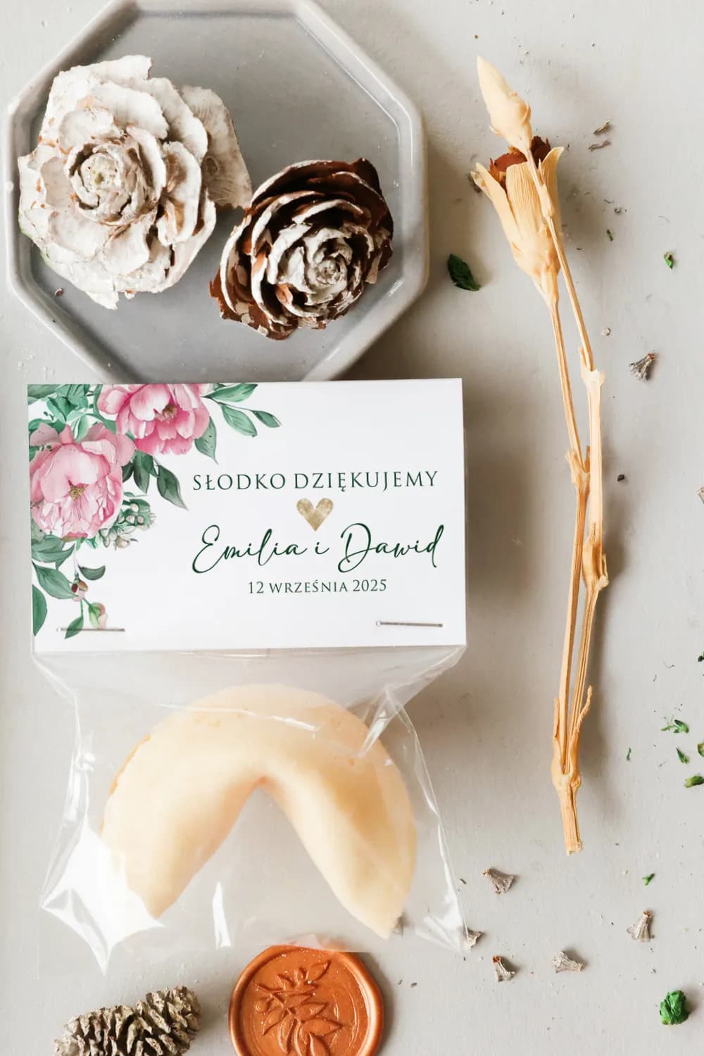Biscuits de la fortune floraux mariage Biscuits de la fortune romantiques blanc et rose ornés de pivoines et d'un sceau cuivré