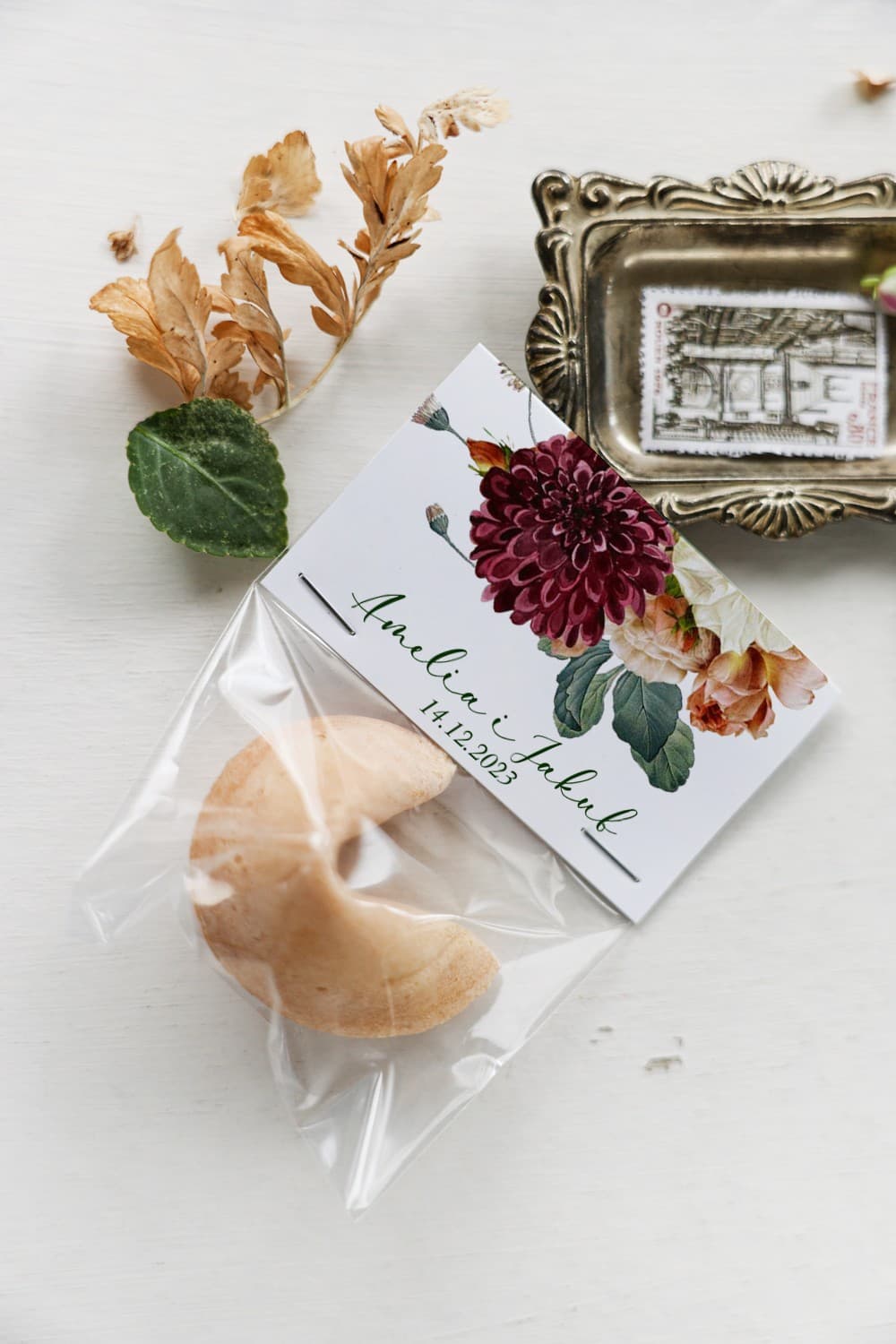 Biscuit de fortune mariage fleurs automnales bordeaux Biscuits de fortune dans un emballage bordeaux avec fleurs d'automne | Idéal comme remerciement invité | Amelia-Wedding.pl