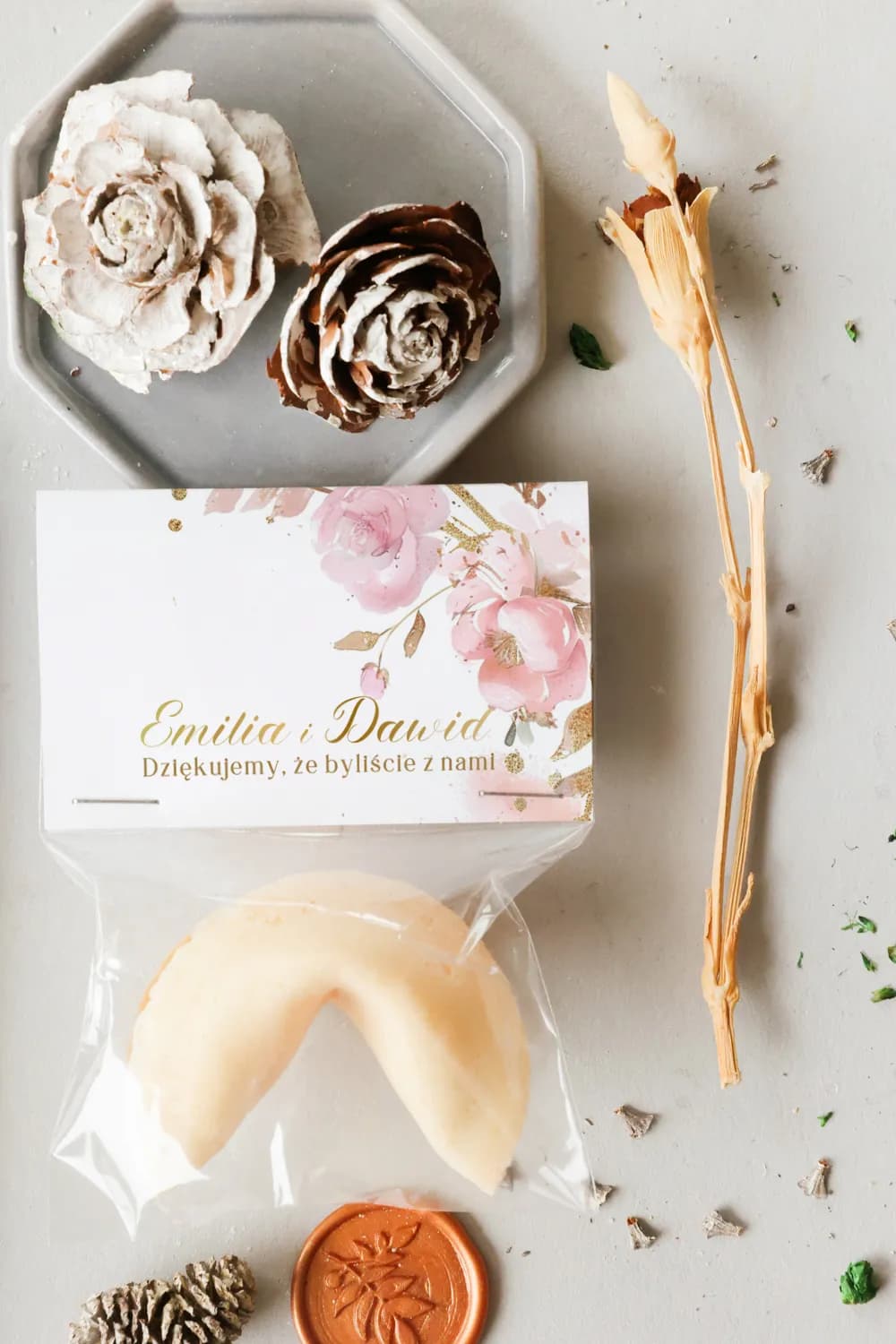 Biscuit de la fortune rose poudré Cejla n° 9 Biscuit de la fortune romantique avec motifs floraux rose poudré pour réception de mariage