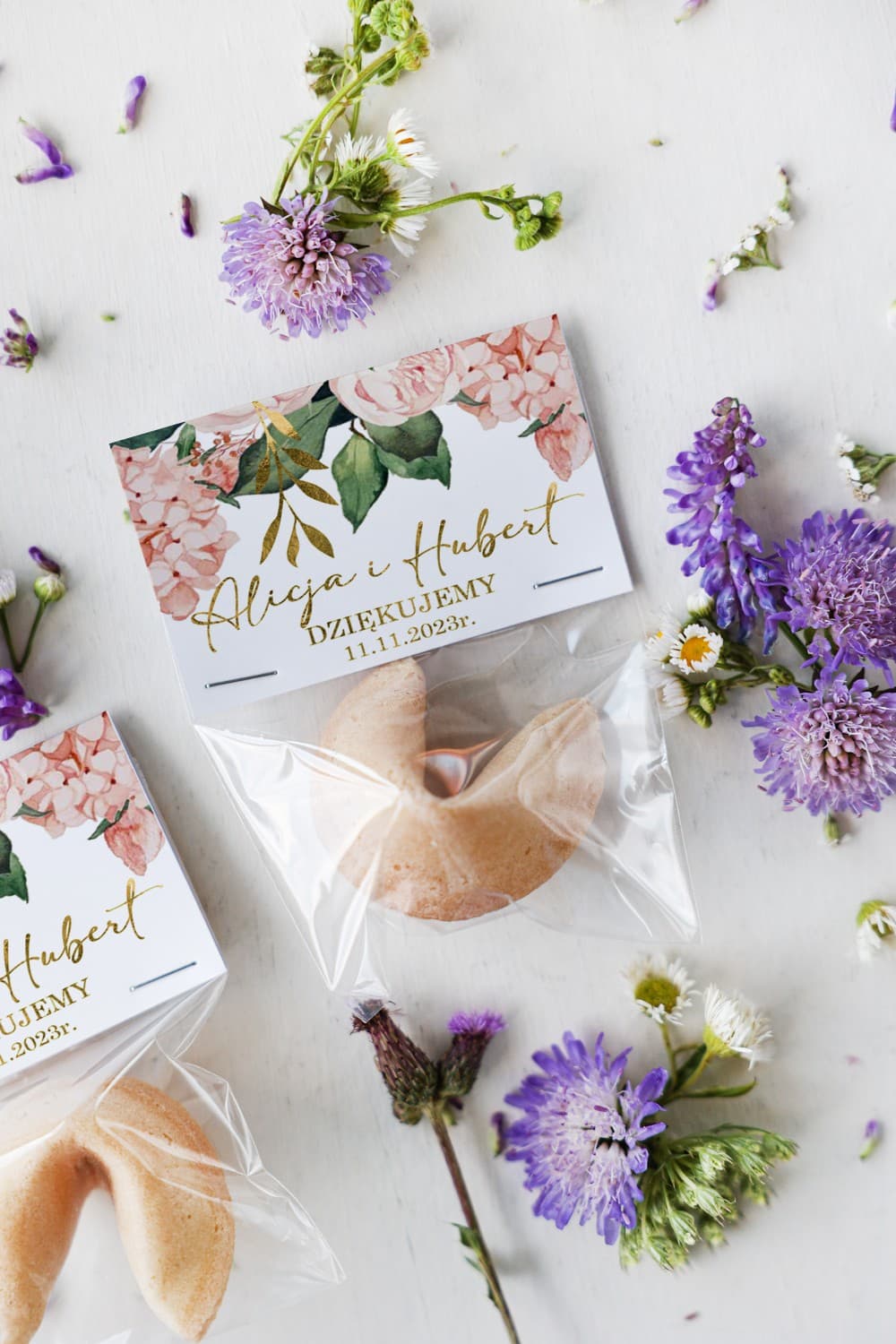 Biscuits de la fortune Rubin n°10 avec motif pivoine Biscuits de la fortune : emballage pastel avec police dorée | Cadeaux invités uniques | par Amelia-Wedding.pl