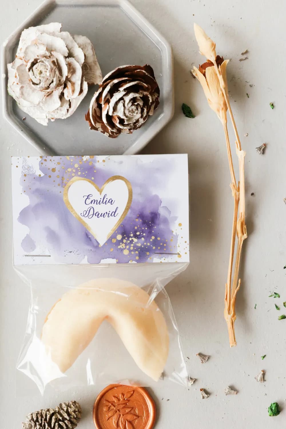 Biscuits de la fortune violets et or Cejla n° 18 Biscuit de la fortune violet et crème dans un emballage transparent avec étiquette personnalisée