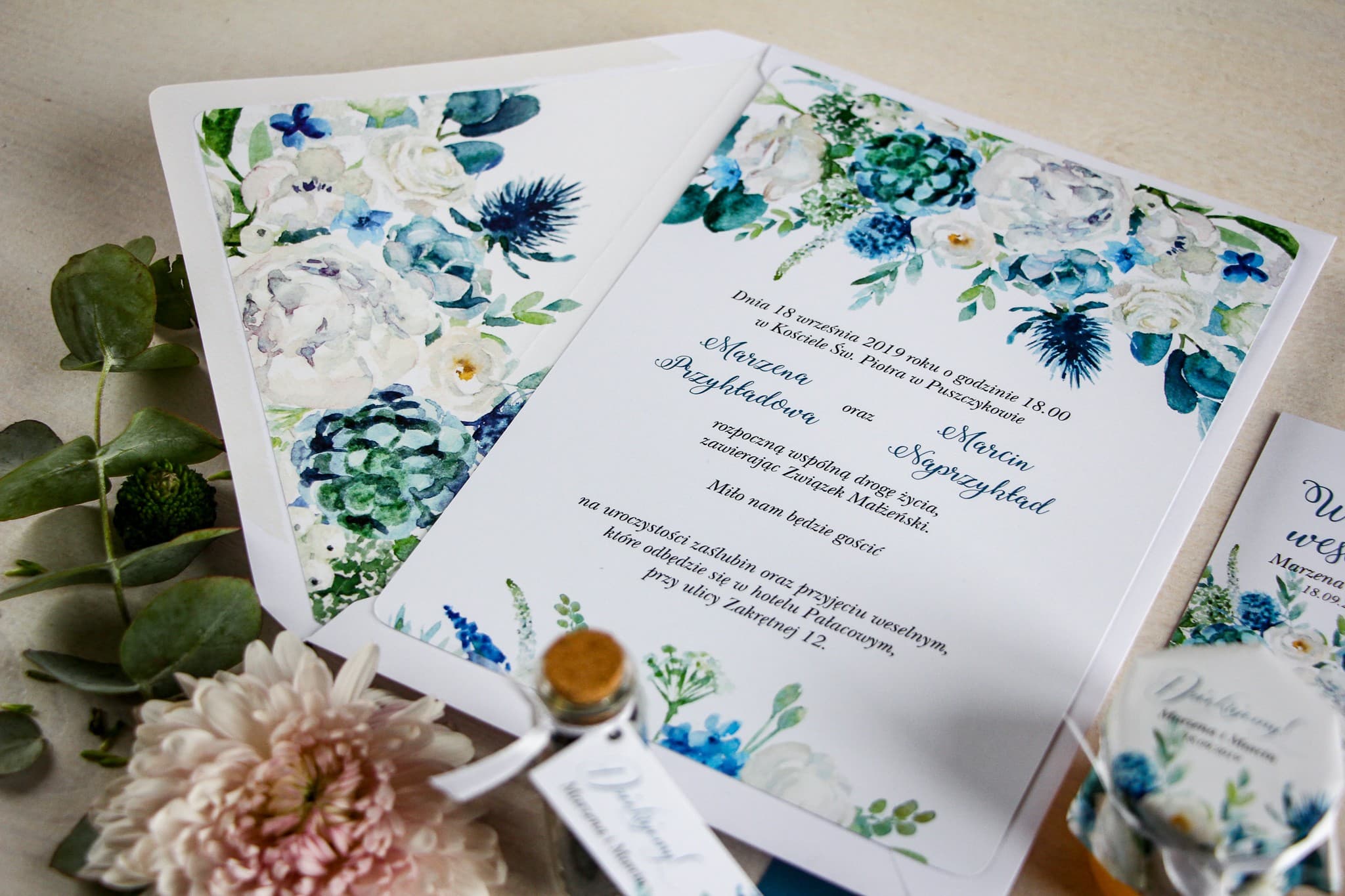 Blaue Hochzeitseinladungen mit weißen Rosen im eleganten Stil – Aurum Nr. 4