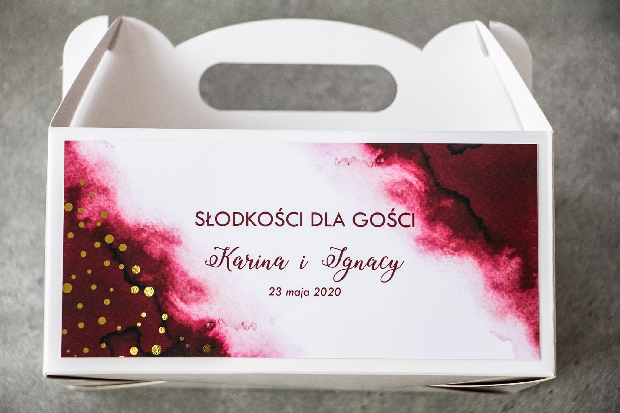 Élégante boîte à gâteaux de mariage avec graphisme bordeaux et or | Cadeaux invités | Bakarto n° 2