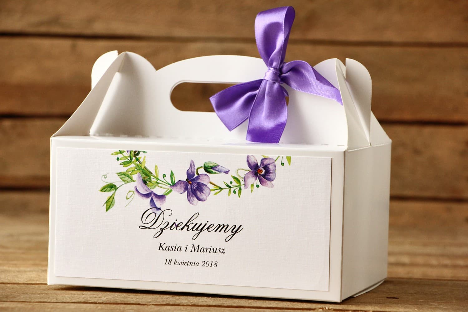 Boîte à gâteaux de mariage Fleurs Peintes n° 11 Boîtes à gâteaux de mariage rectangulaires - Fleurs Peintes n° 11 - Pensées violettes - accessoires de mariage