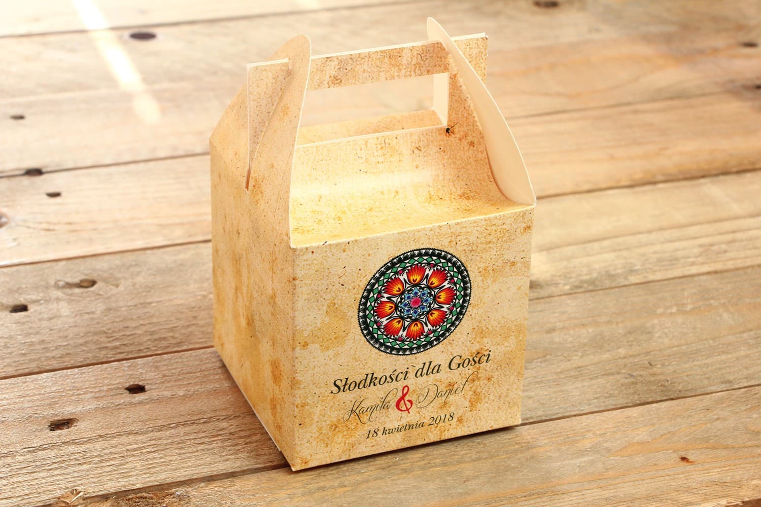 Boîte à gâteau style folk polonais Boîte à gâteau de mariage folklorique de Łowicz. Couleurs riches soulignant le caractère traditionnel