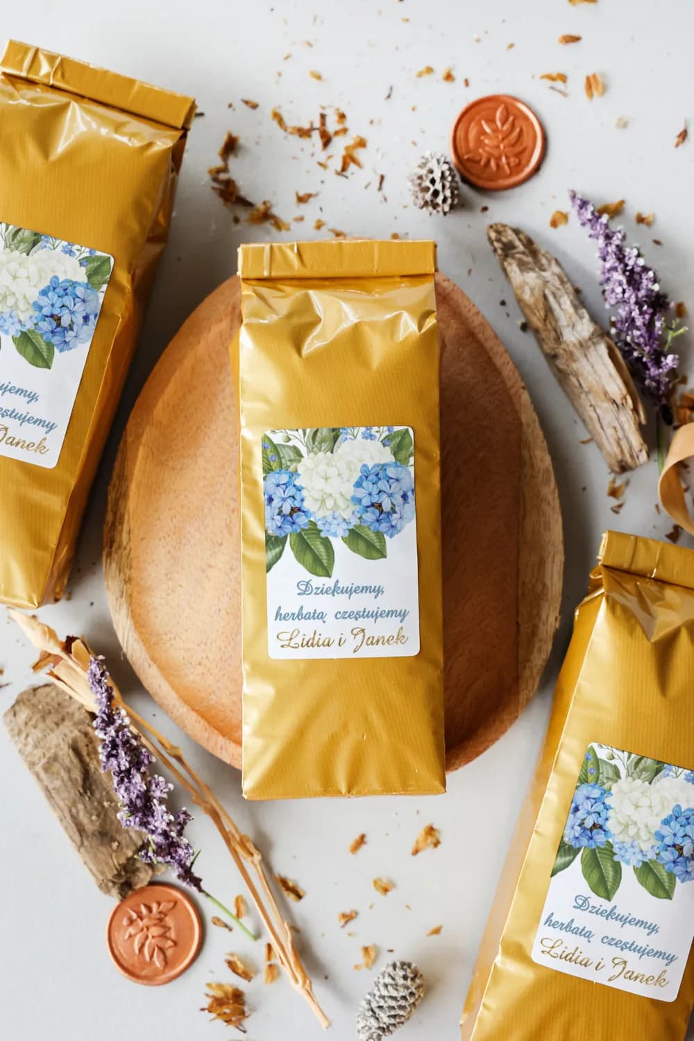 Té en Bolsa Dorada con Hortensia Azul | Elegantes Detalles para Invitados de Boda | Avril n.º 1