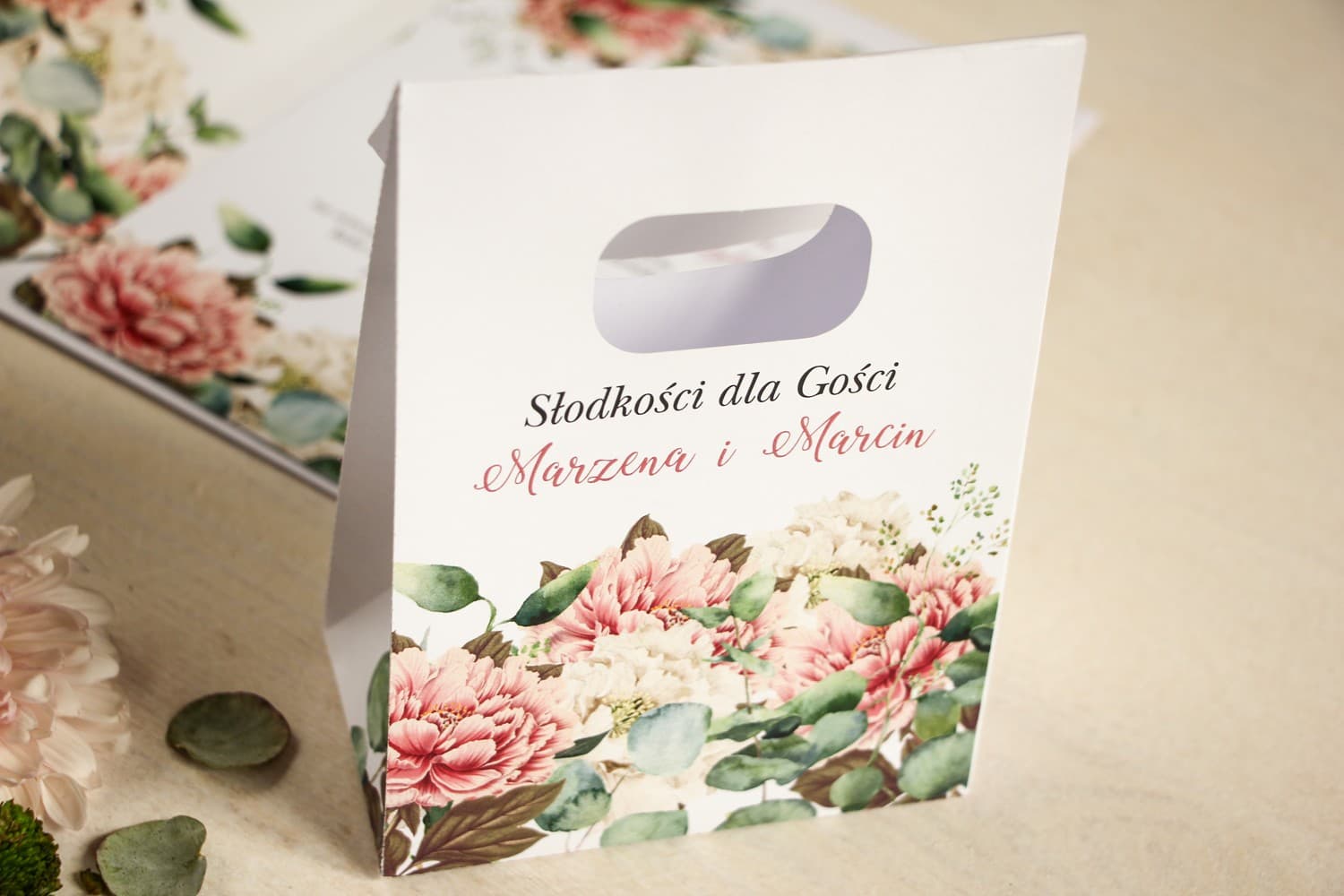 Bolsa para detalles de invitados con diseño floral de peonías rosas y blancas