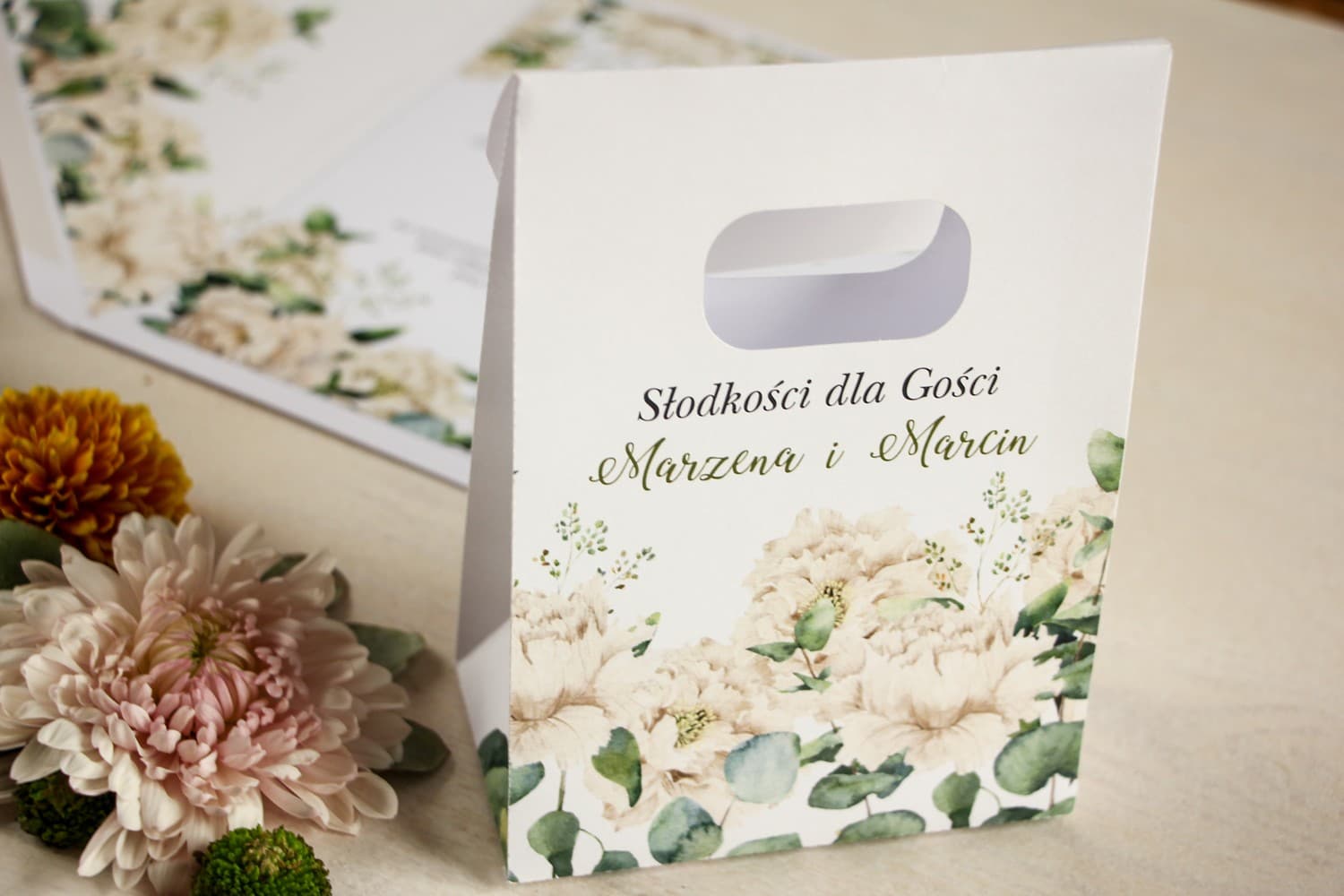 Bolsa para detalles de invitados con diseño floral estilo greenery y peonías blancas