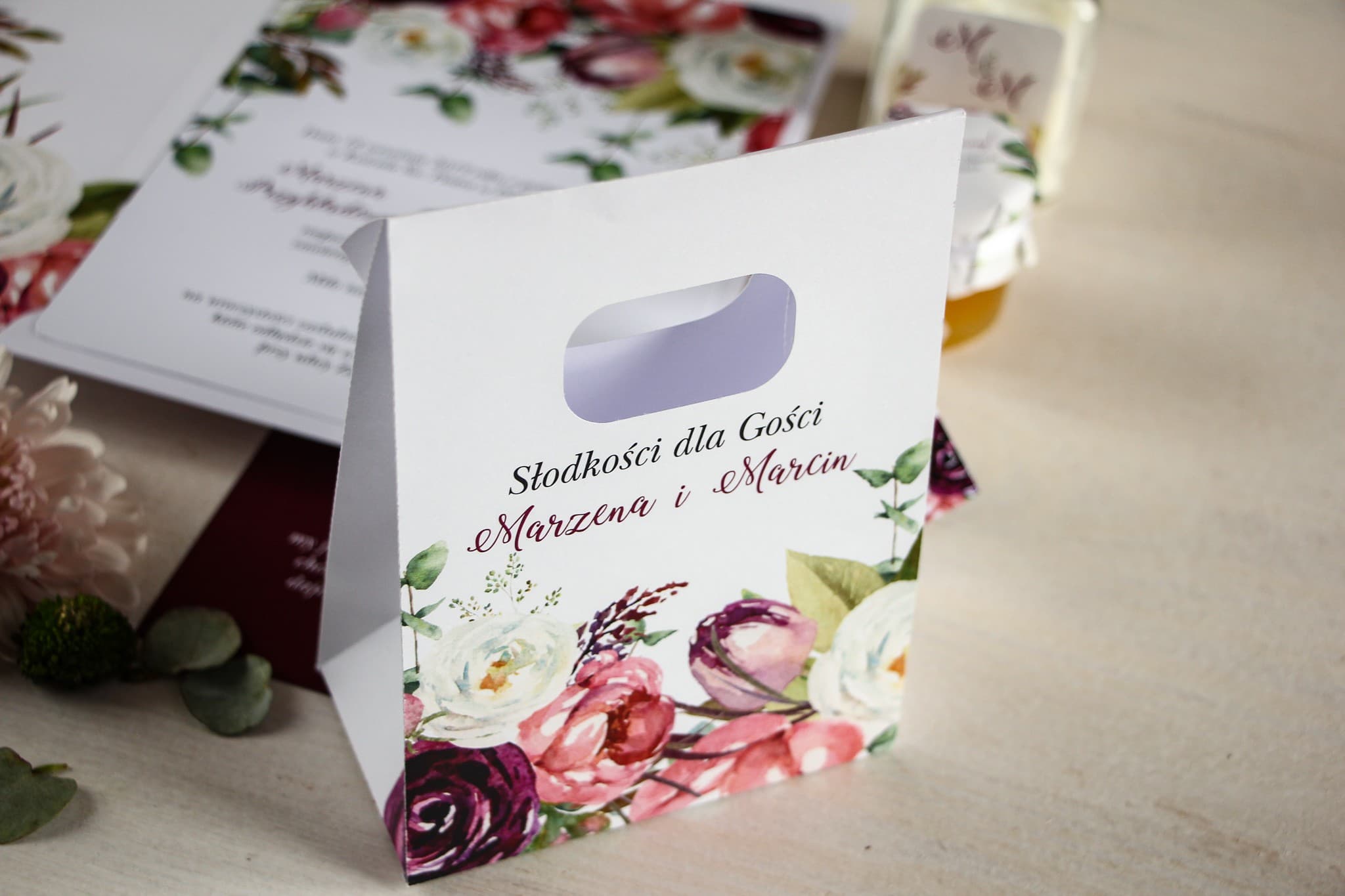 Bolsa para detalles de invitados con diseño floral de peonías y tulipanes rosas y púrpuras