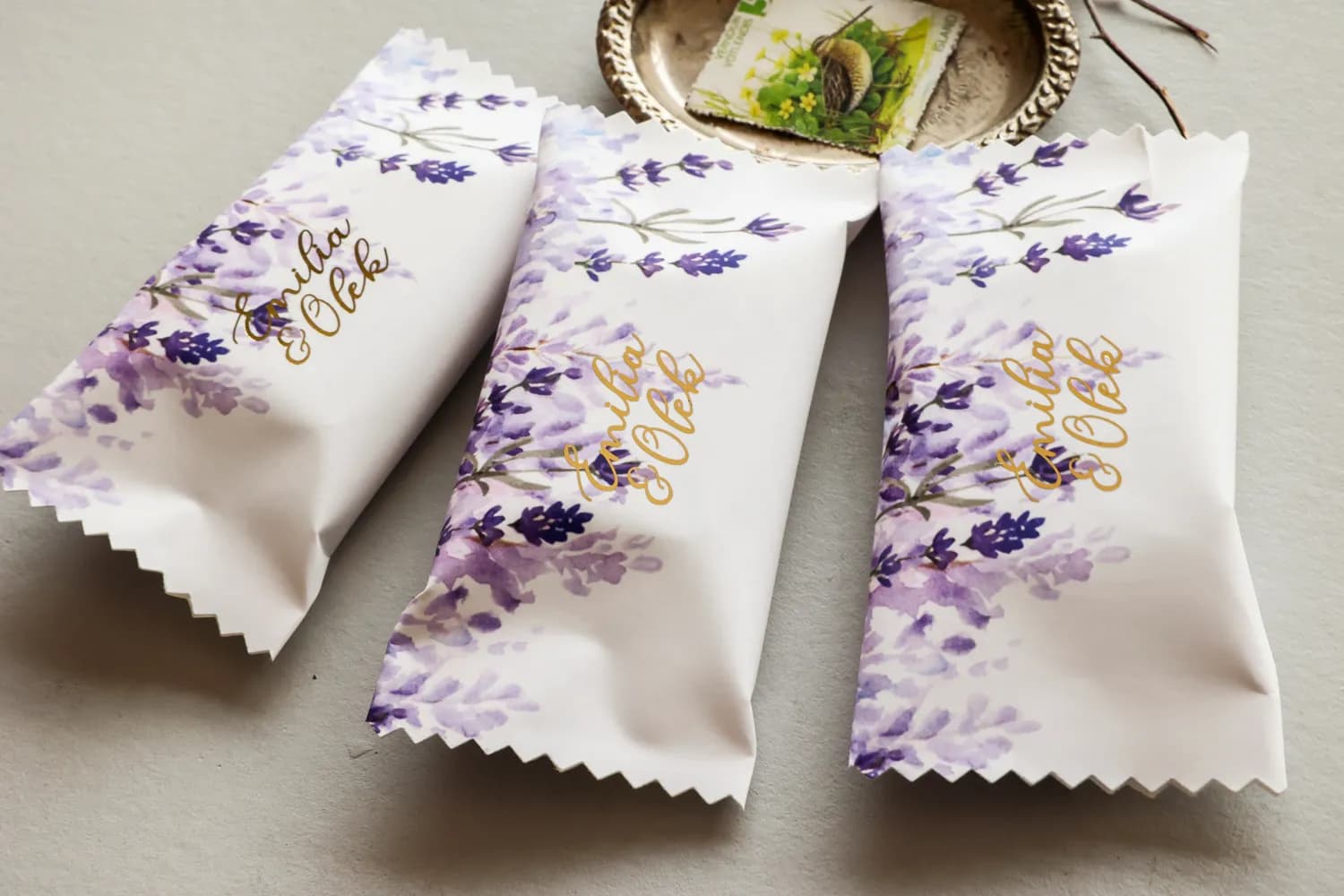 Detalles para invitados bombones estilo glamour con lavanda y dorado Rubin n.º 5