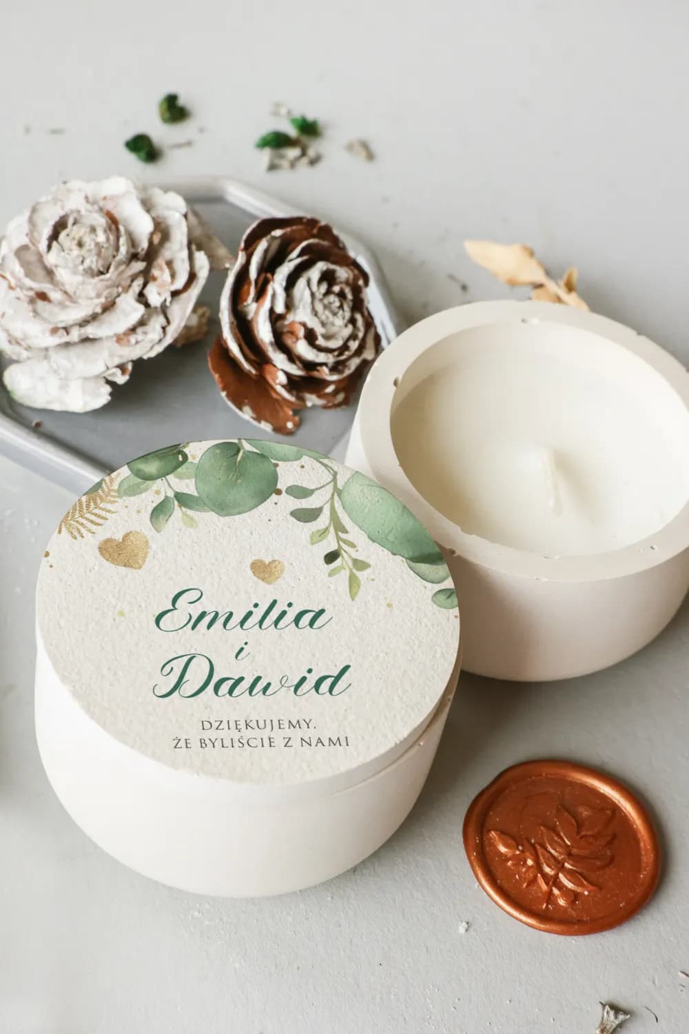 Candela di soia personalizzata in vaso bianco in gesso come ringraziamento per ospiti, con coperchio