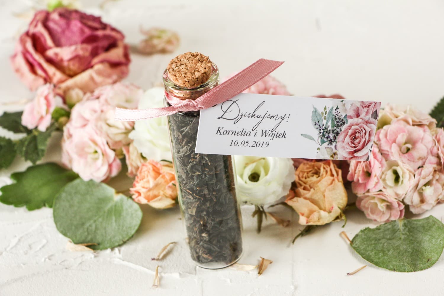 Bomboniere per Ospiti in bottigliette con tè, etichetta con rose e delicate ortensie bianche