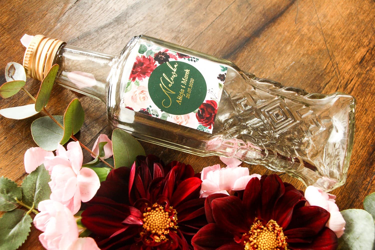 Botellas Doradas para Licores de Boda Flores Borgoña | Detalles para Invitados Glamour | Soreli nº 2