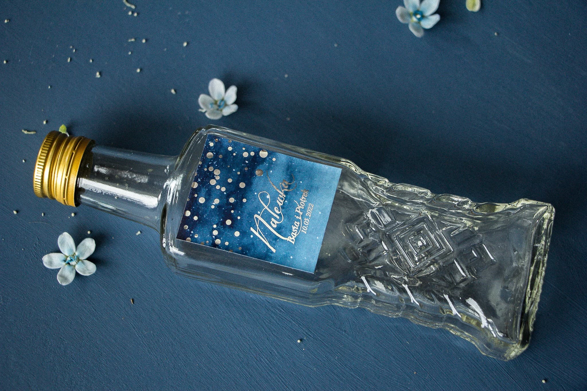 Botella para licor como agradecimiento para invitados con etiqueta plateada Pastelowe nº 6