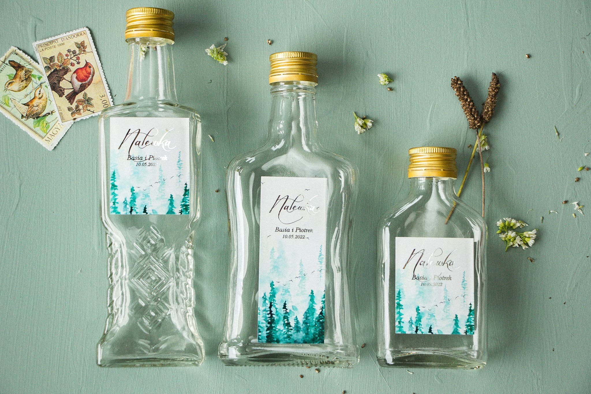 Botellas de licor para boda con etiqueta de acuarela y acabados plateados para invitados