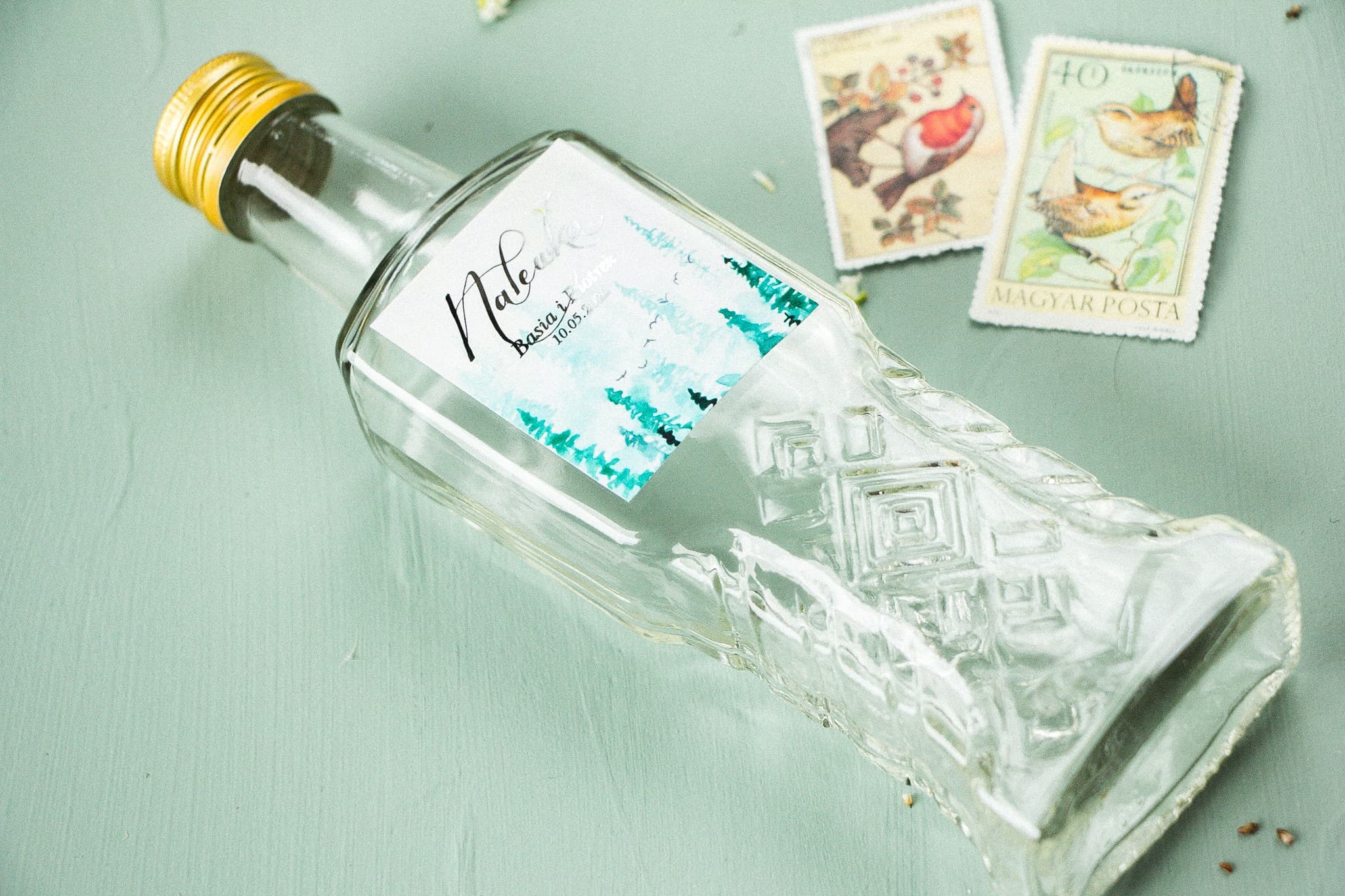 Detalles para invitados: botellitas para licores con etiqueta acuarela plateada Pastelowe nº 7