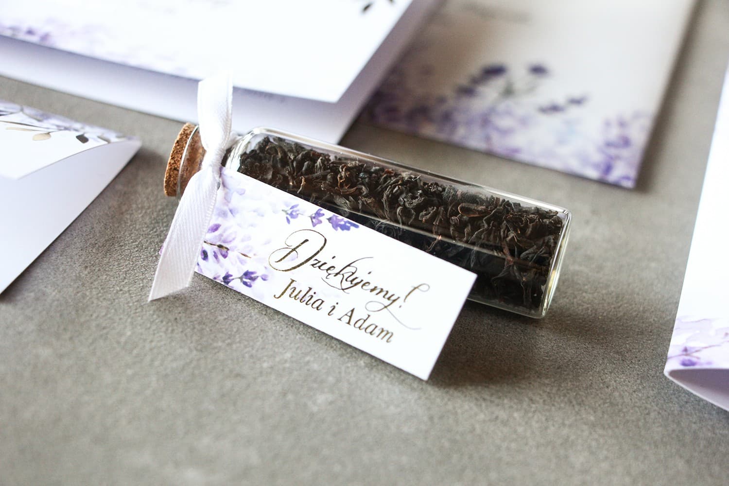 Detalles para Invitados Rubin n.º 5 – Botellitas de Té con Brezos Dorados