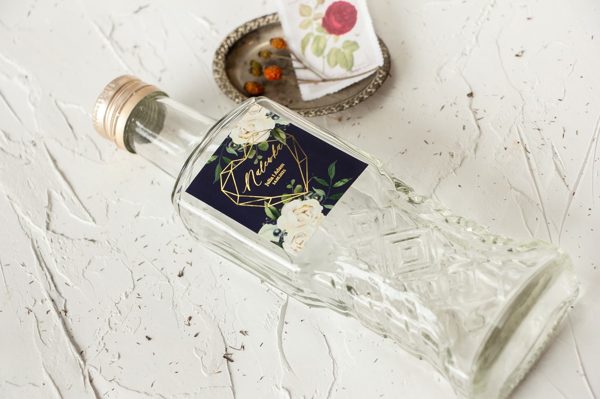 Botellitas para licores azul marino con flores blancas y dorado Szafirowe nº 7