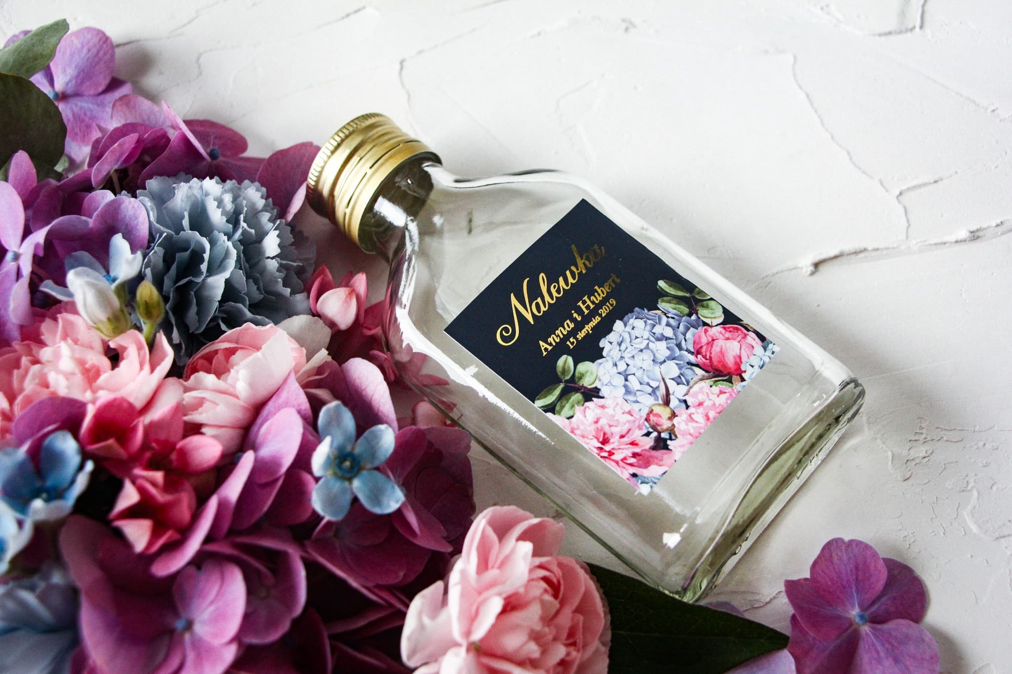 Botellitas para licores boda | Detalles para invitados con hortensias y peonías | Szafirowe nº 5