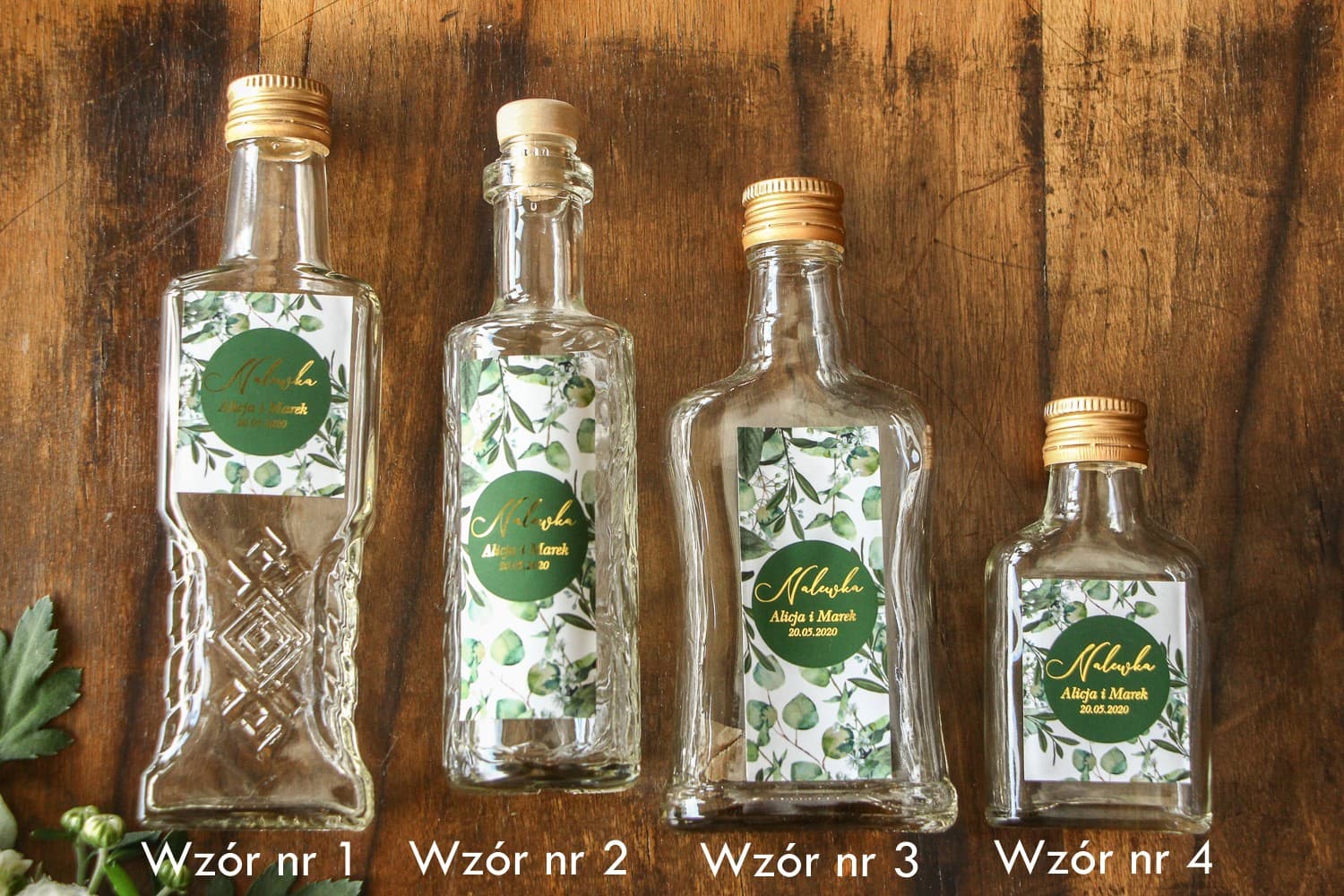 Botellitas para licores con etiqueta de eucalipto y paniculata estilo greenery y glamour