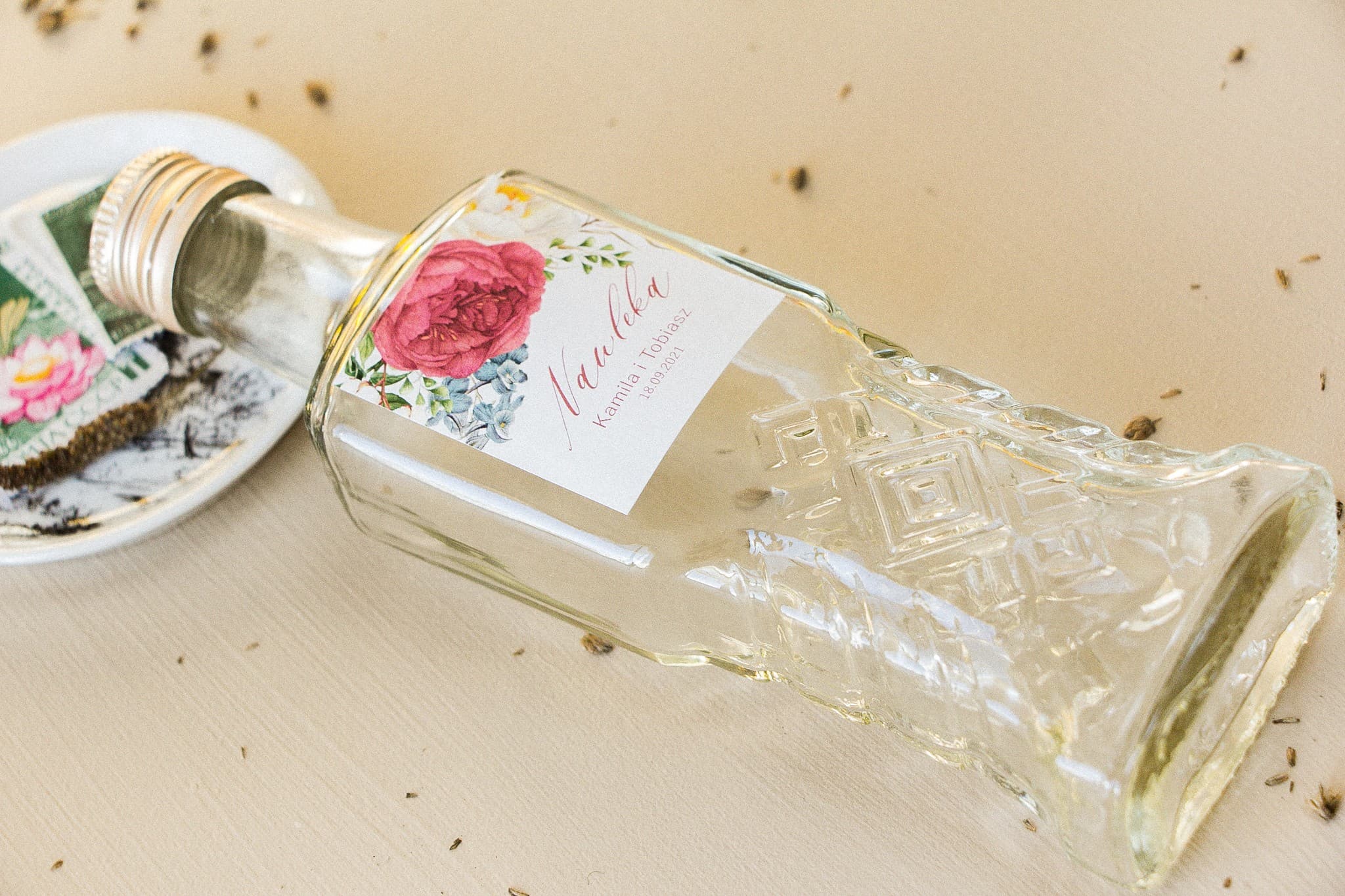 Botellitas de licor para invitados con peonías y espuela de caballero azul Opal nº 10