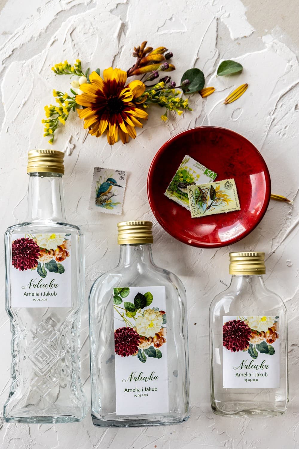 Botellitas de boda para licores - Detalles invitados con dalias borgoña