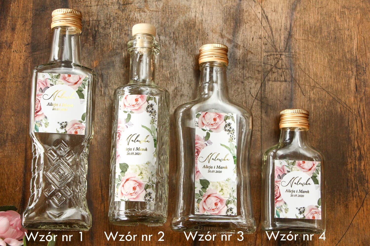 Botellitas para licores con etiqueta estilo glamour con rosas empolvadas y hortensias blancas