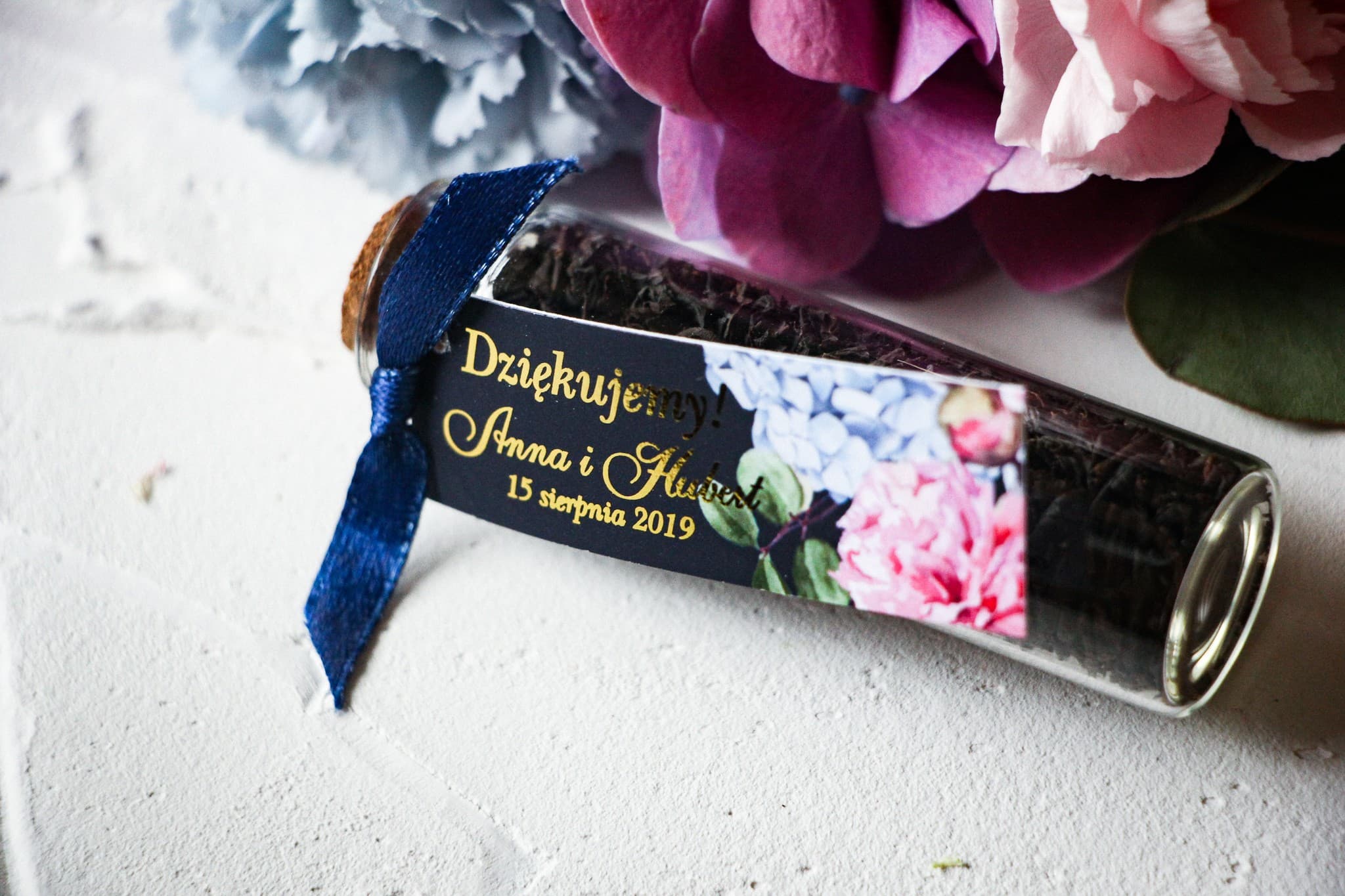 Ringraziamenti per gli Ospiti in bottigliette con tè. Etichetta con dorature e bouquet elegante di peonie rosa Ringraziamenti per gli Ospiti in bottigliette con tè. Etichetta con dorature e bouquet elegante di peonie rosa