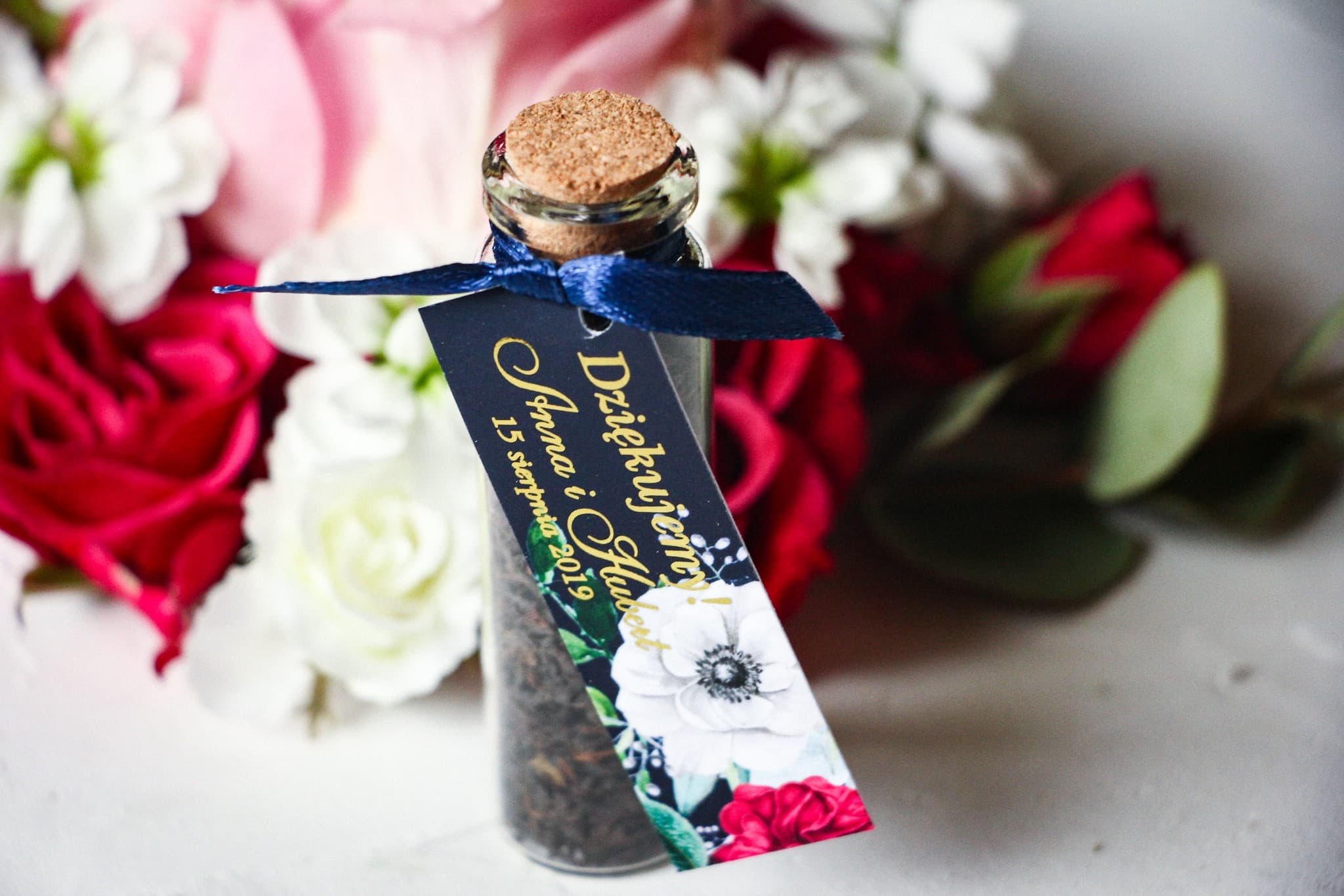 Bottigliette tè con etichetta dorata e peonie Zaffiro n. 4 Bomboniere per ospiti in bottigliette con tè. Etichetta con dorature ed elegante bouquet di peonie rosa