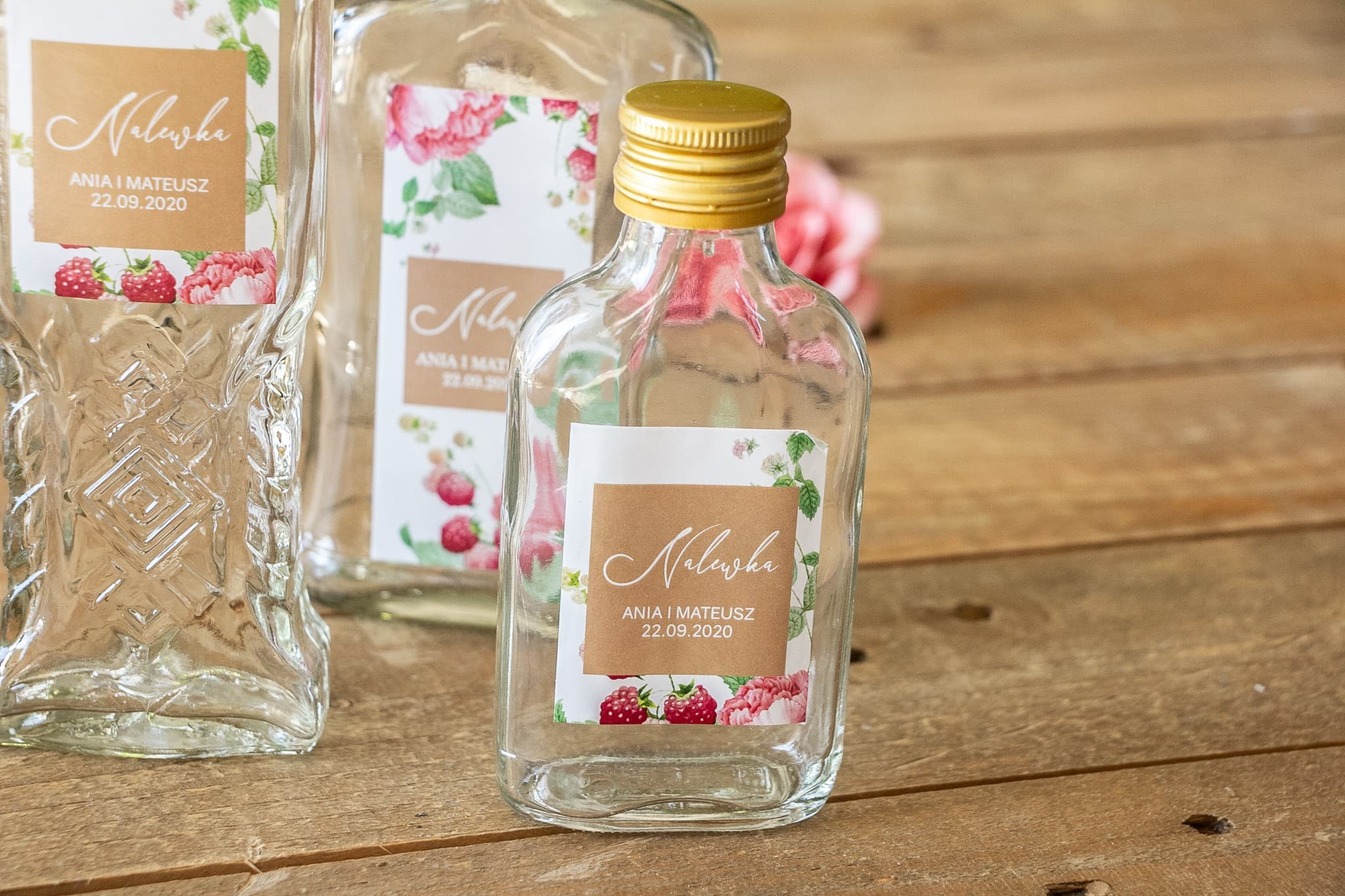 Bottigliette per Liquori come Ringraziamenti per Ospiti con Etichetta a Peonie Rosa Korani n. 7