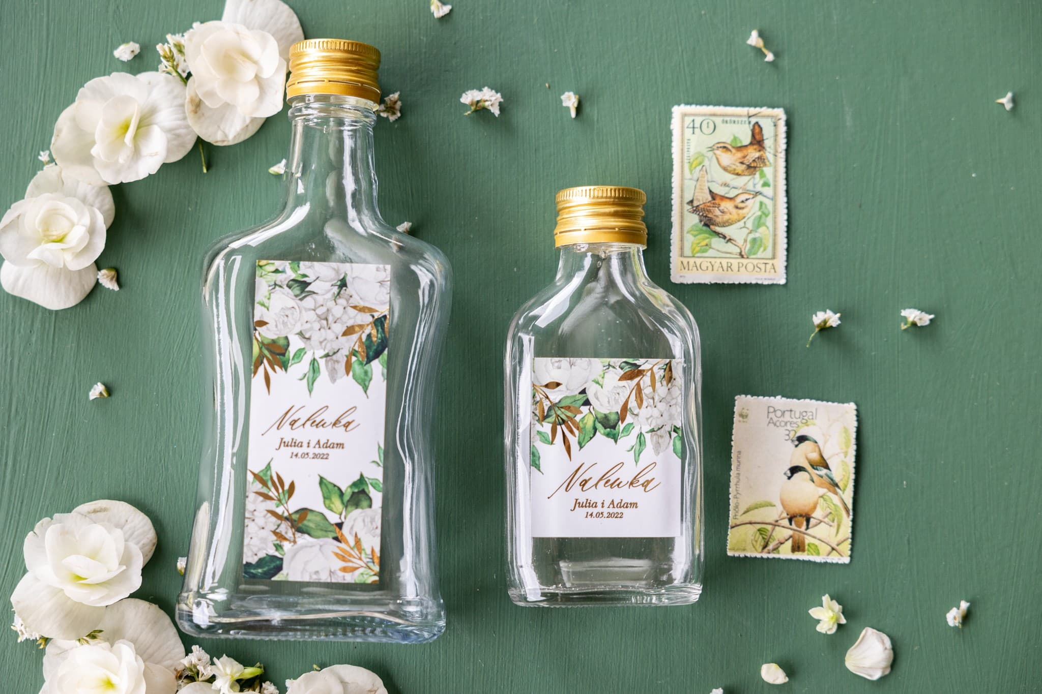 Bottigliette Matrimoniali per Liquori - Ringraziamenti per Ospiti. Etichetta con ramoscelli dorati e bouquet di peonie bianche