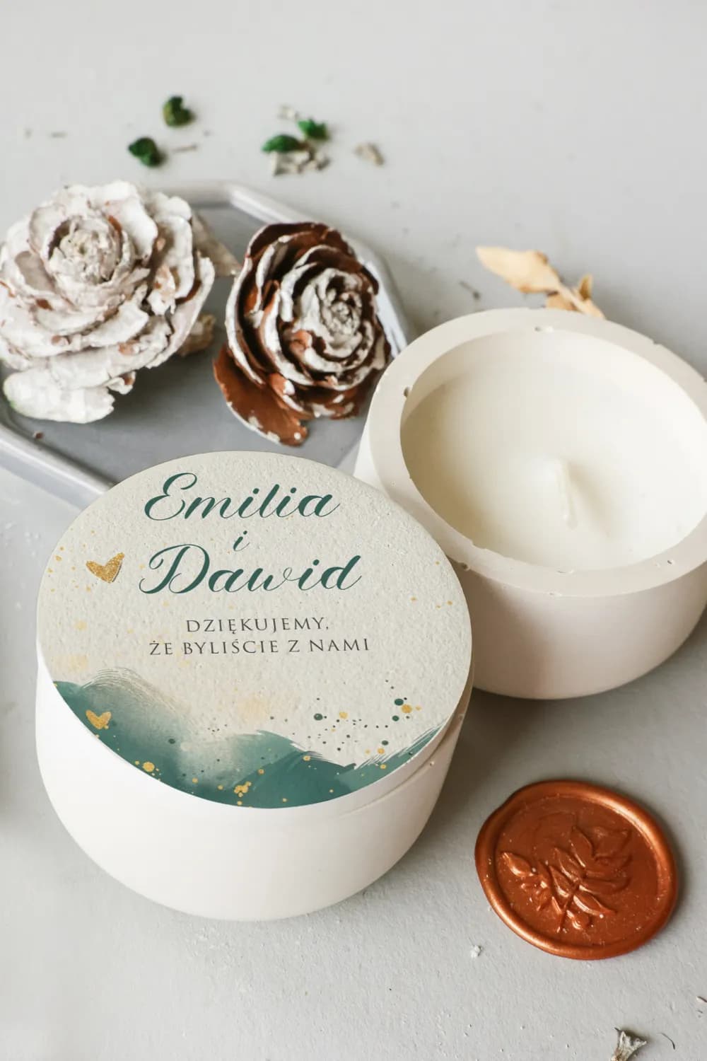 Bougie de soja Cejla n° 13 Montagnes Bougie de soja personnalisée dans un contenant blanc en plâtre avec couvercle aux prénoms Emilia et Dawid et motif montagnes aquarelle.