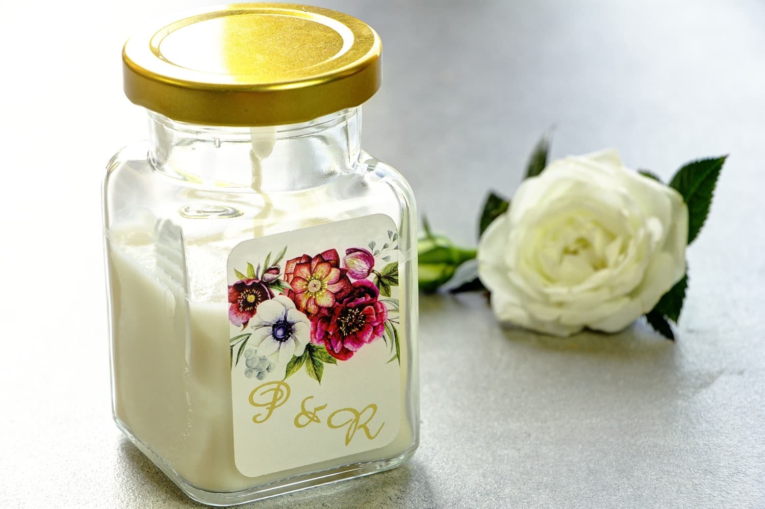 Bougie de soja personnalisée avec dorure et anémones Bougies - nouveaux remerciements et cadeaux pour les invités du mariage. Dorure sur l'étiquette