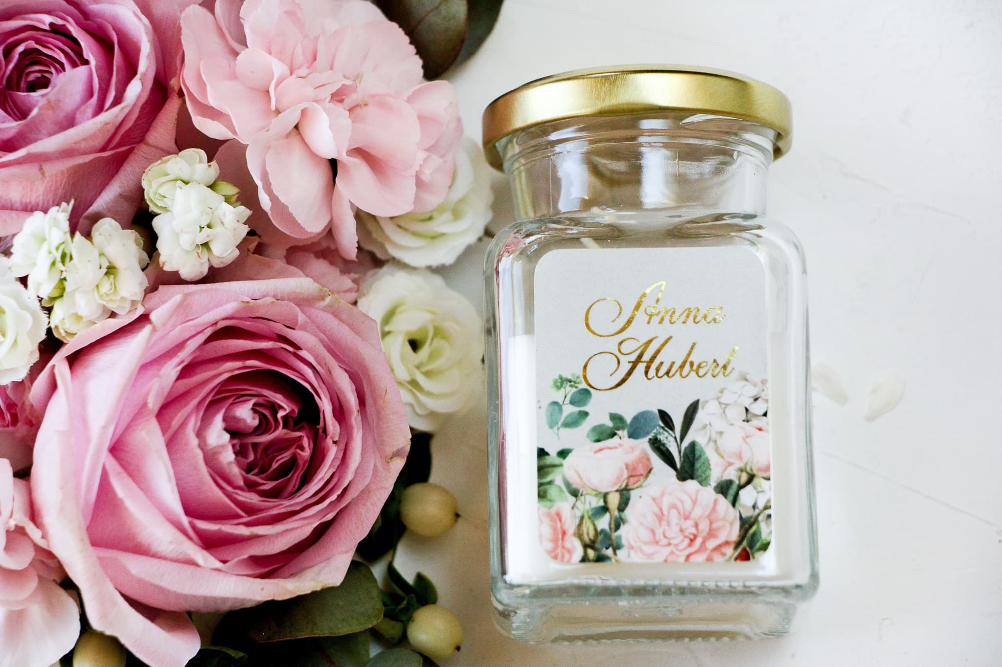 Bougie de soja personnalisée avec roses et dorures Bougies de mariage comme cadeaux pour les invités. Étiquette avec dorures et élégant bouquet de petites roses poudrées