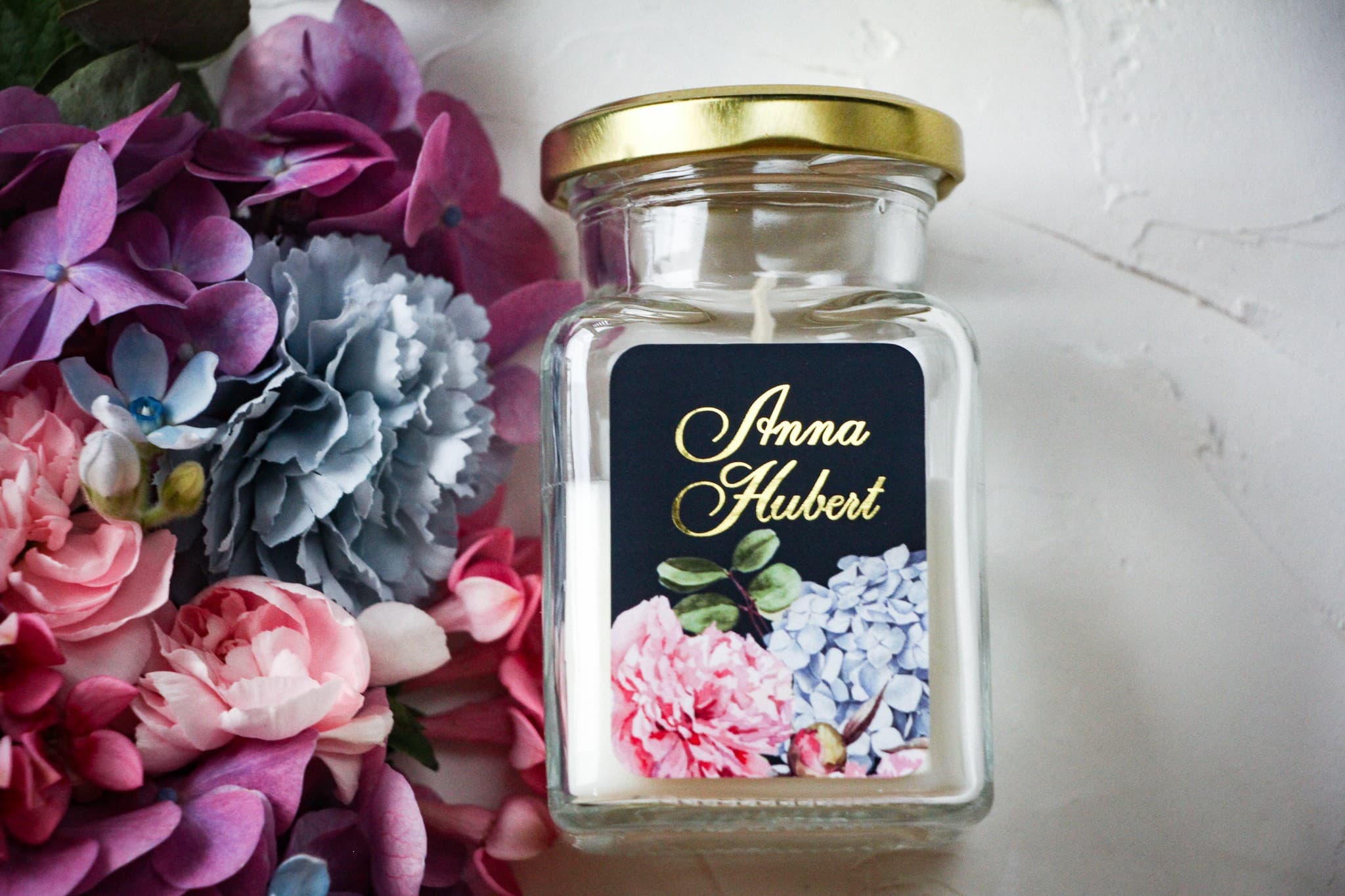 Bougies de mariage Szafirowe n° 5 Bougies de mariage comme remerciements pour les invités. Étiquette avec dorures et bouquet élégant de pivoines roses