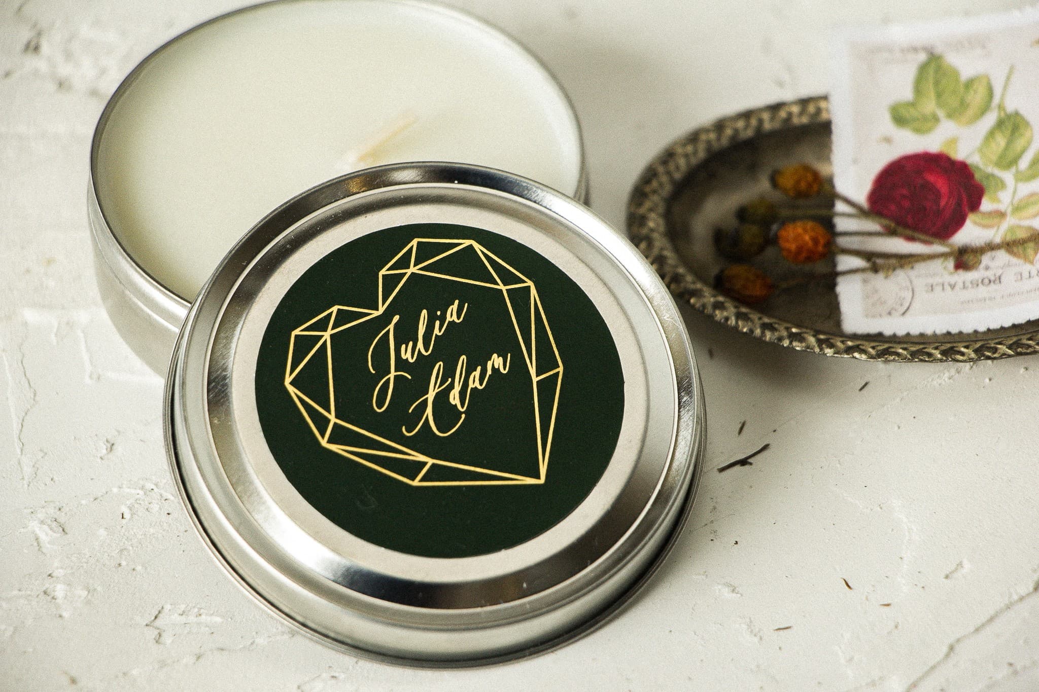 Bougie parfumée vert sapin Szafirowe Bougies de mariage rondes pour remerciements invités. Étiquette dorée couleur vert sapin