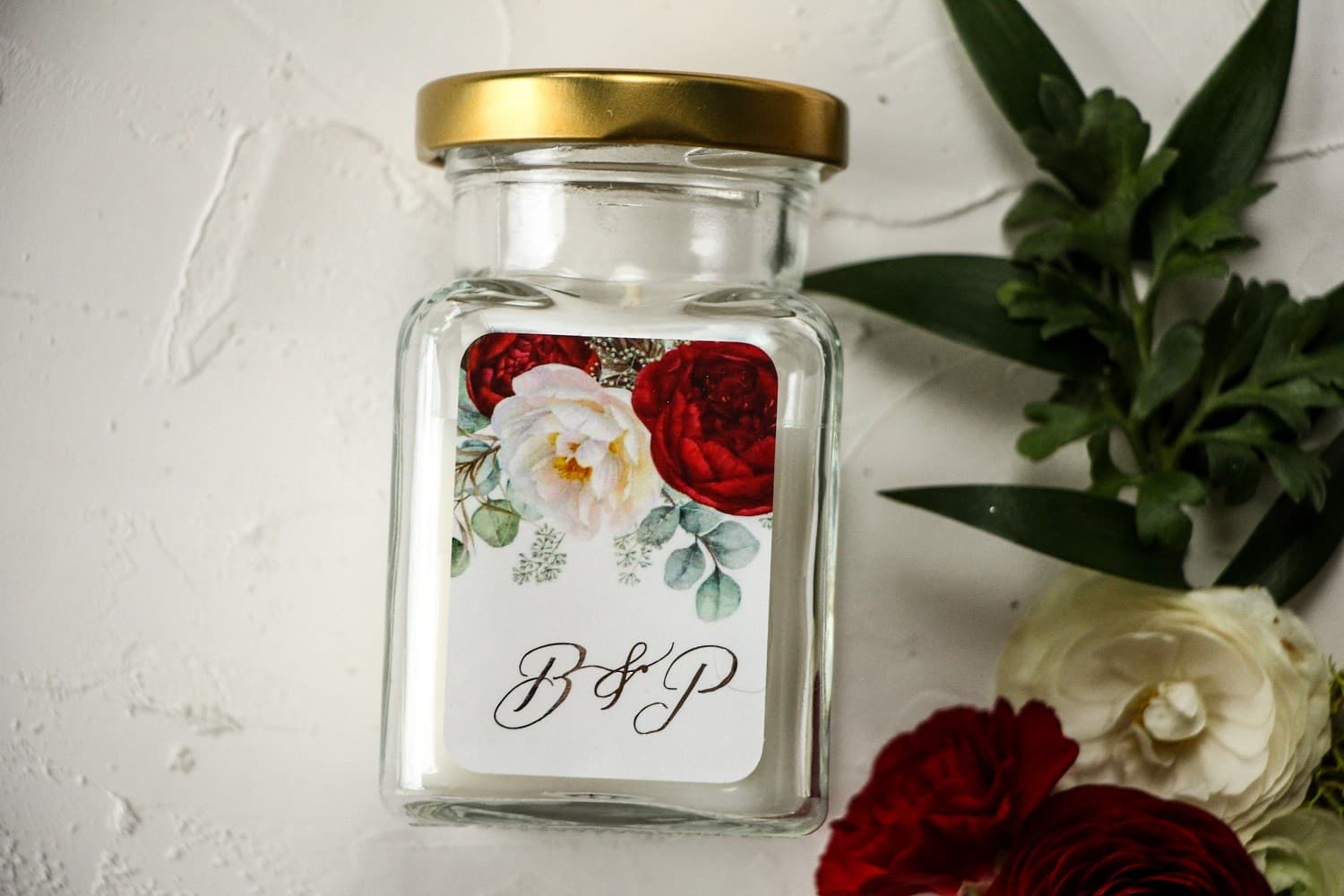 Bougie parfumée personnalisée pivoines Bougies - remerciements pour les invités du mariage. Étiquette avec pivoines bordeaux et roses style glamour