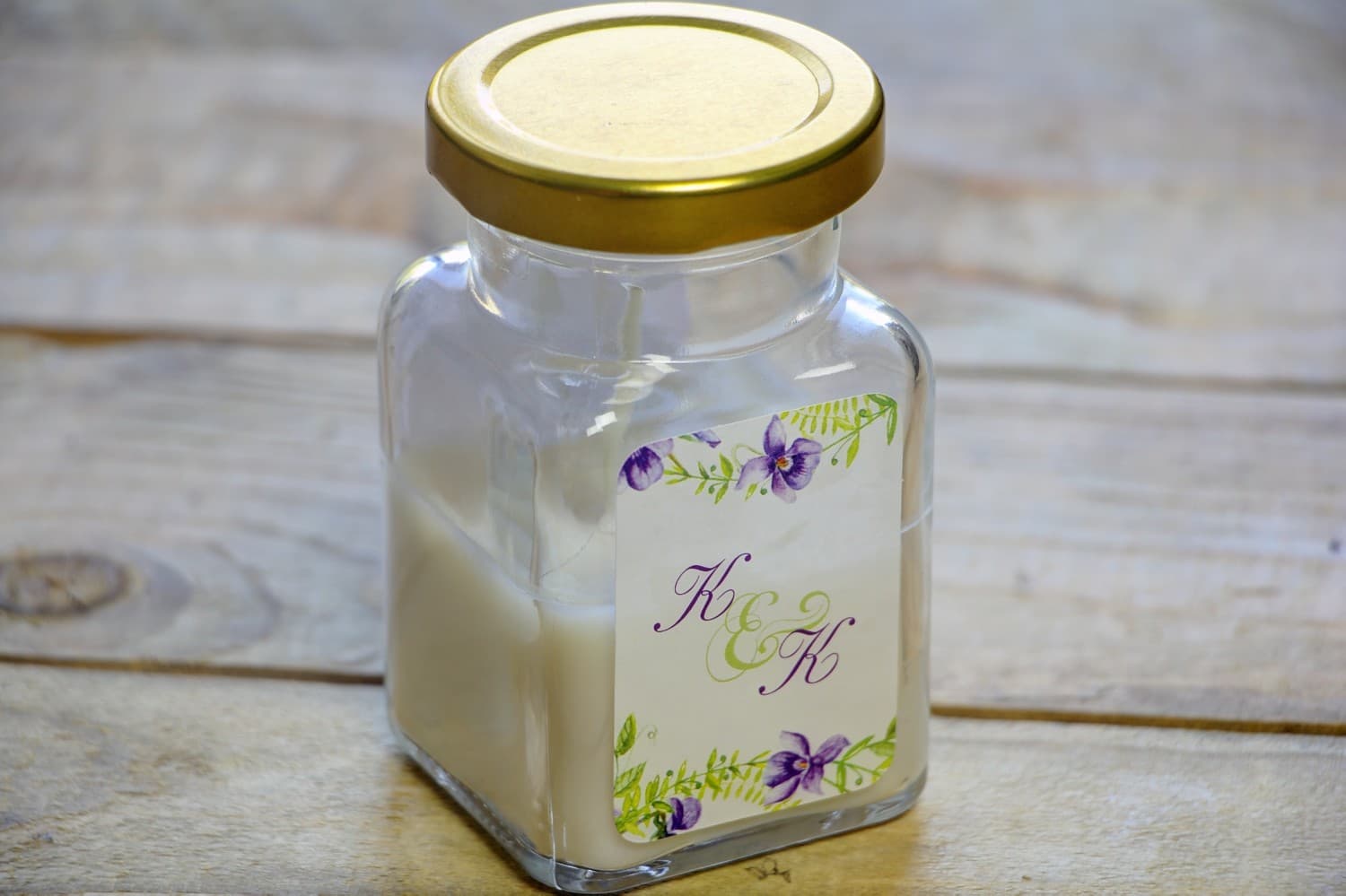 Bougie parfumée motif violettes et brindilles Bougies - nouveaux remerciements et cadeaux pour les invités du mariage. Motif printanier délicat avec violettes pourpres