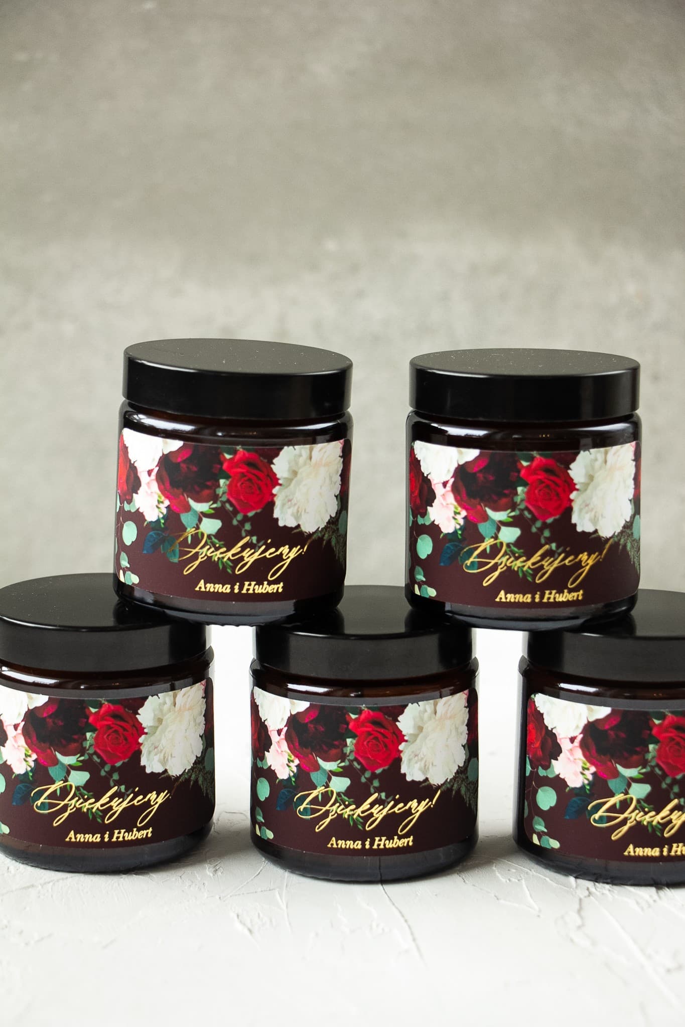 Détail étiquette dorée bougie Gros plan sur l'étiquette dorée avec roses rouges sur bougie de soja