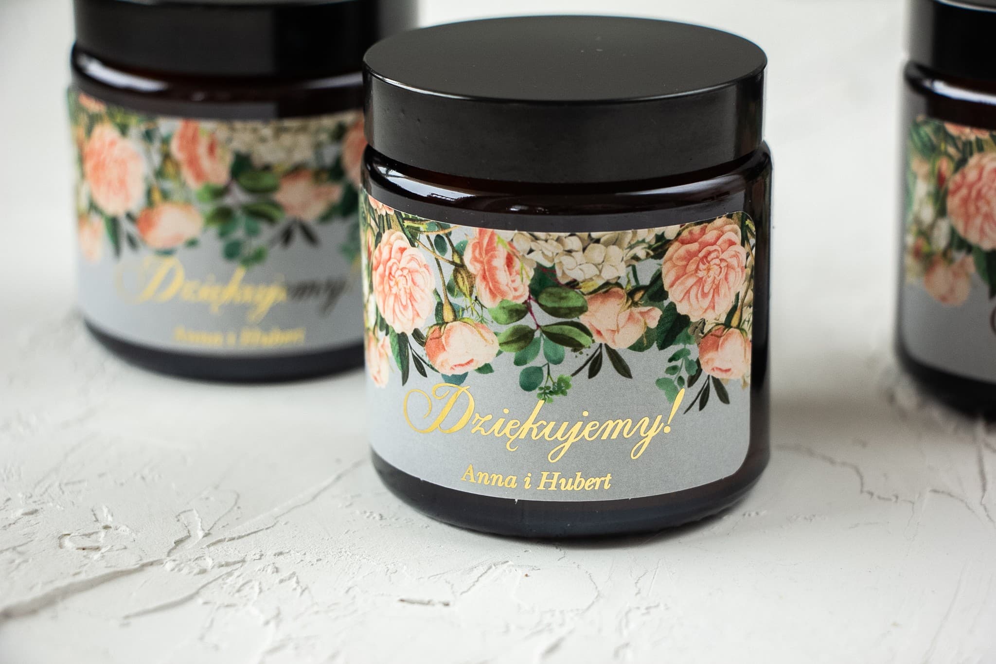 Bougie de soja cadeau invités Szafirowe n° 2 Bougies de soja naturelles - remerciements pour les invités du mariage. Étiquette grise avec bouquet élégant de roses poudrées