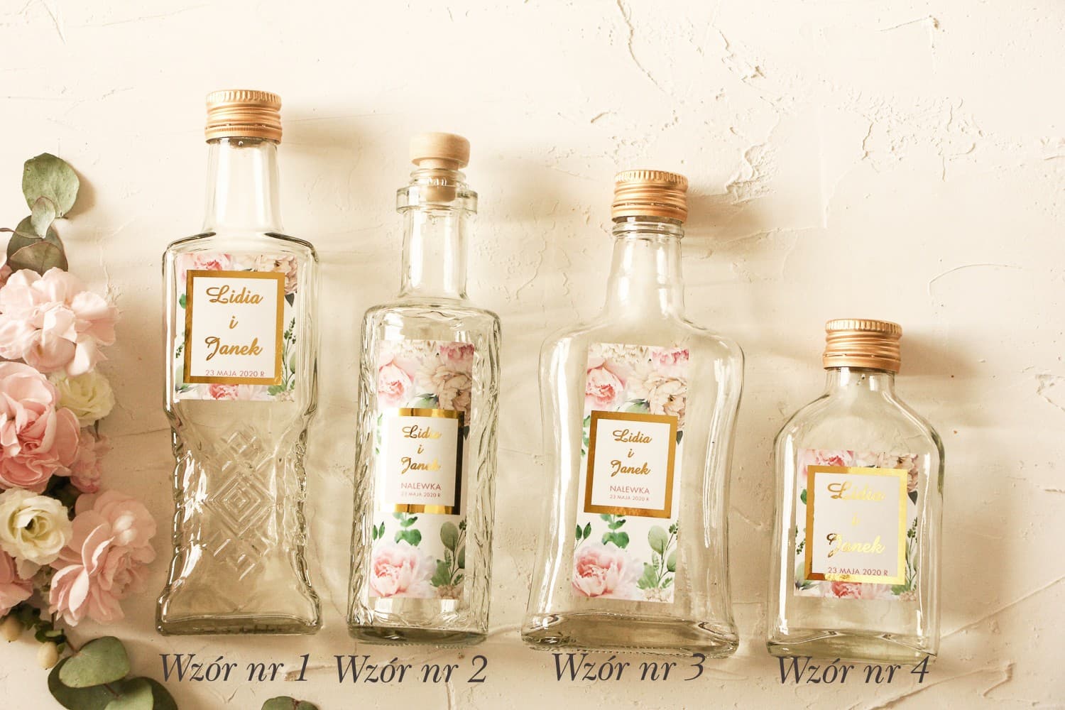 Bouteilles de mariage Avril n° 3 Bouteilles pour liqueurs avec étiquette dorée, pivoines roses et roses blanches